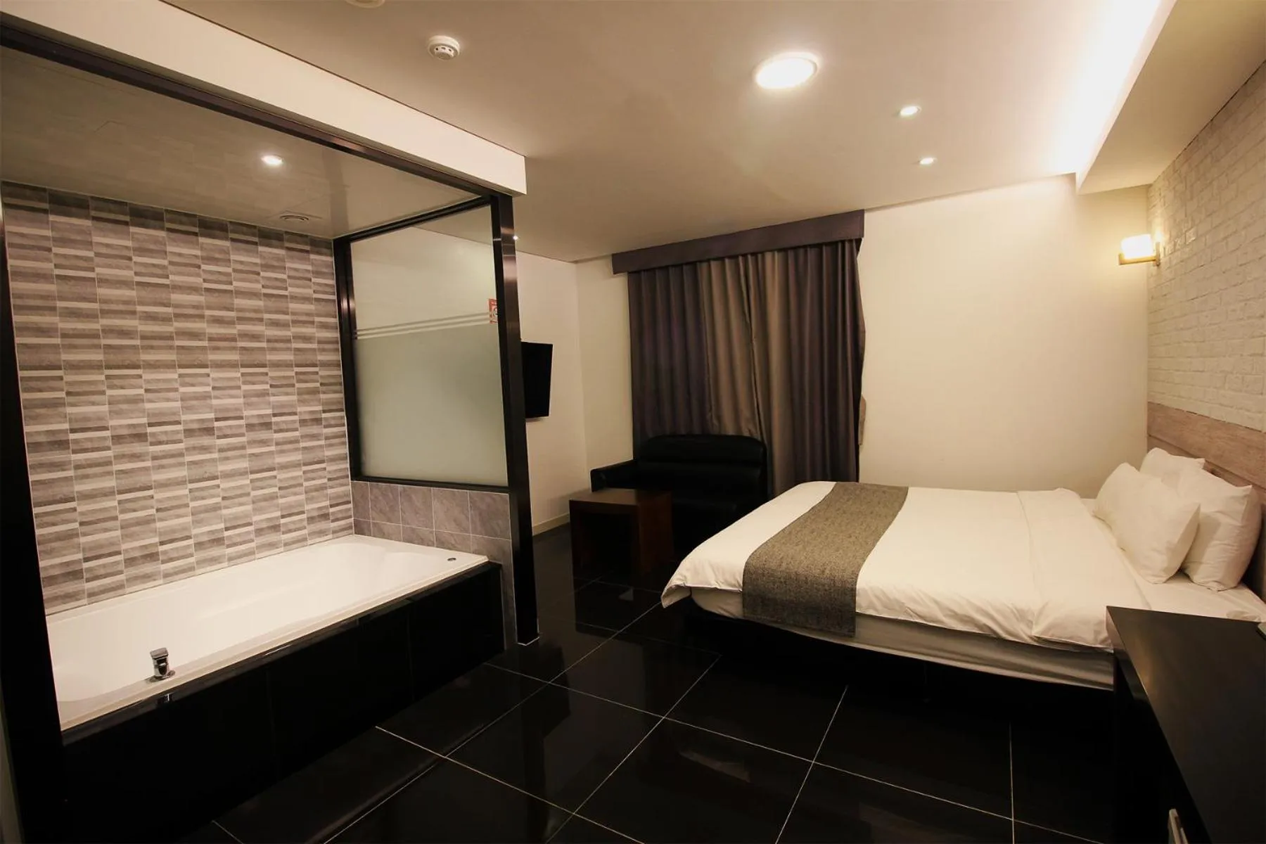 Bed in Seattle B Hotel