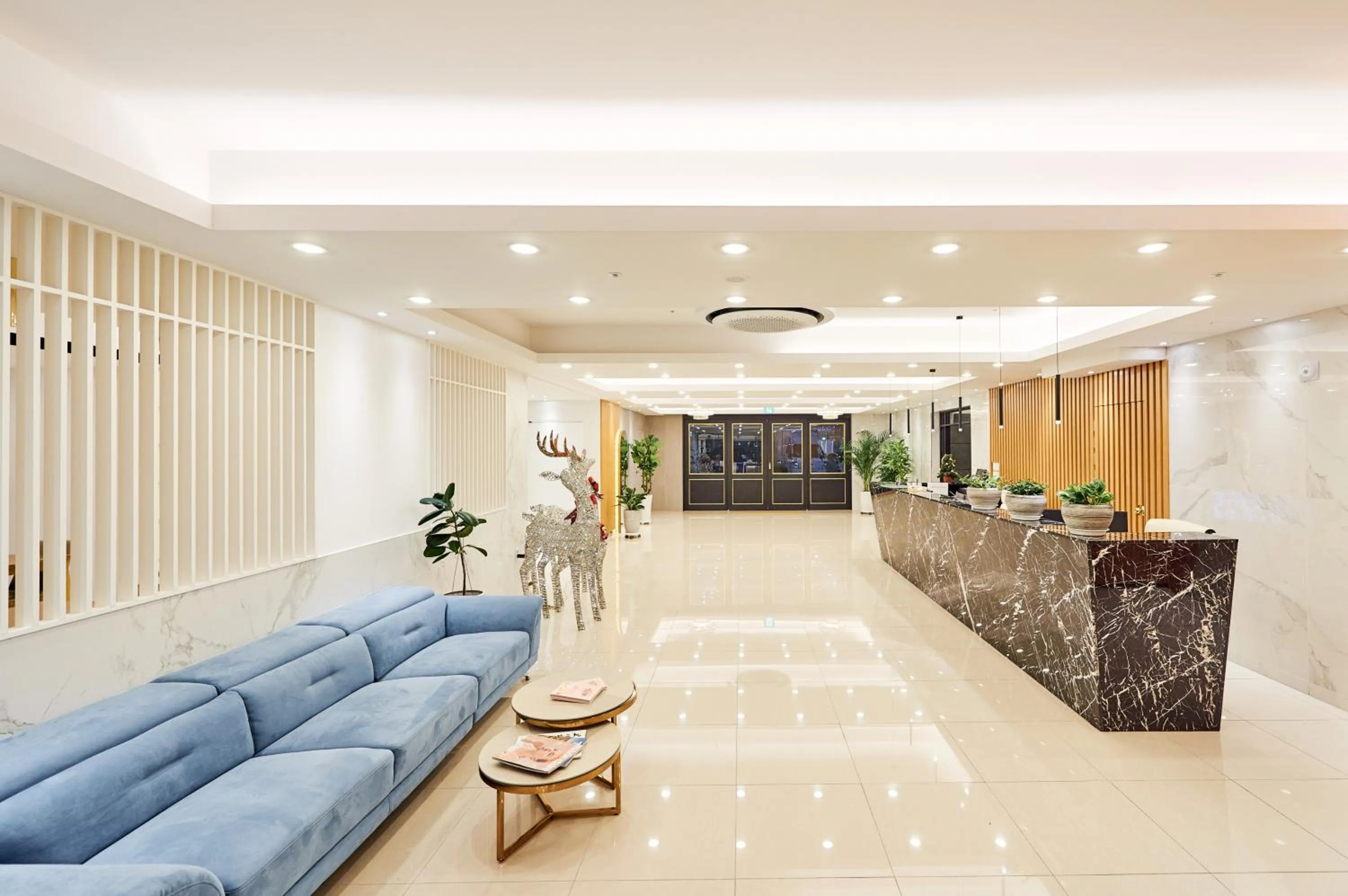 Communal lounge/ TV room in Seattle B Hotel