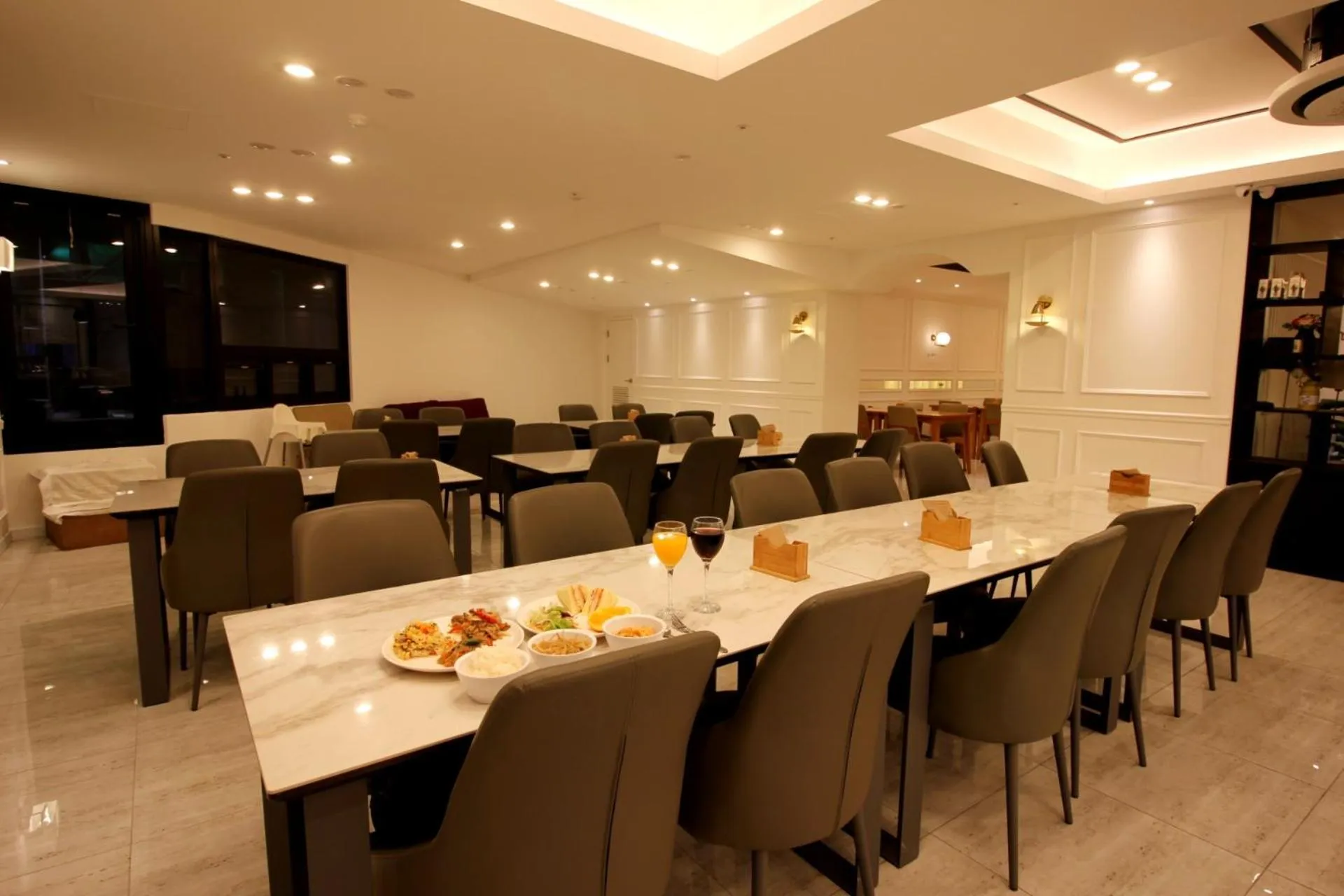 Restaurant/places to eat in Seattle B Hotel