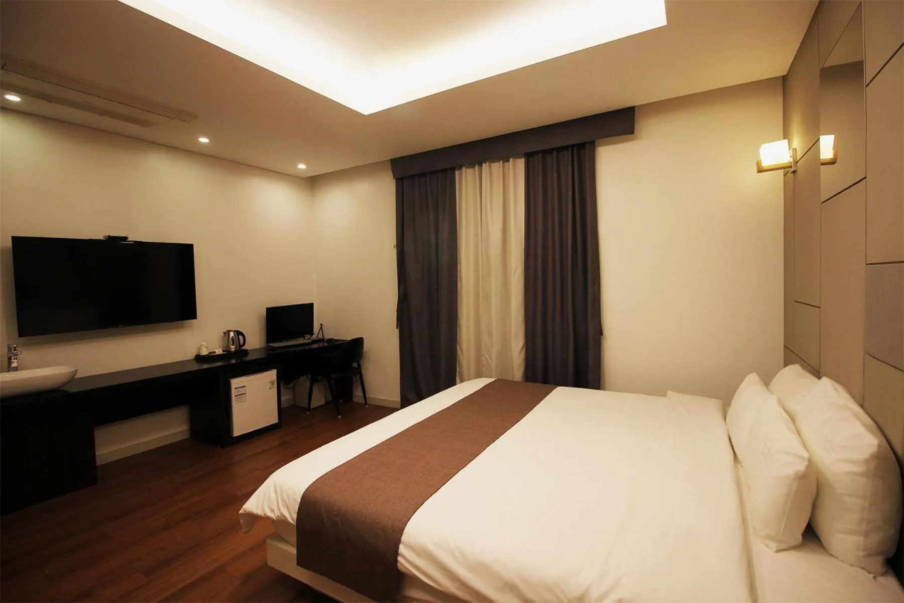 Bed in Seattle B Hotel