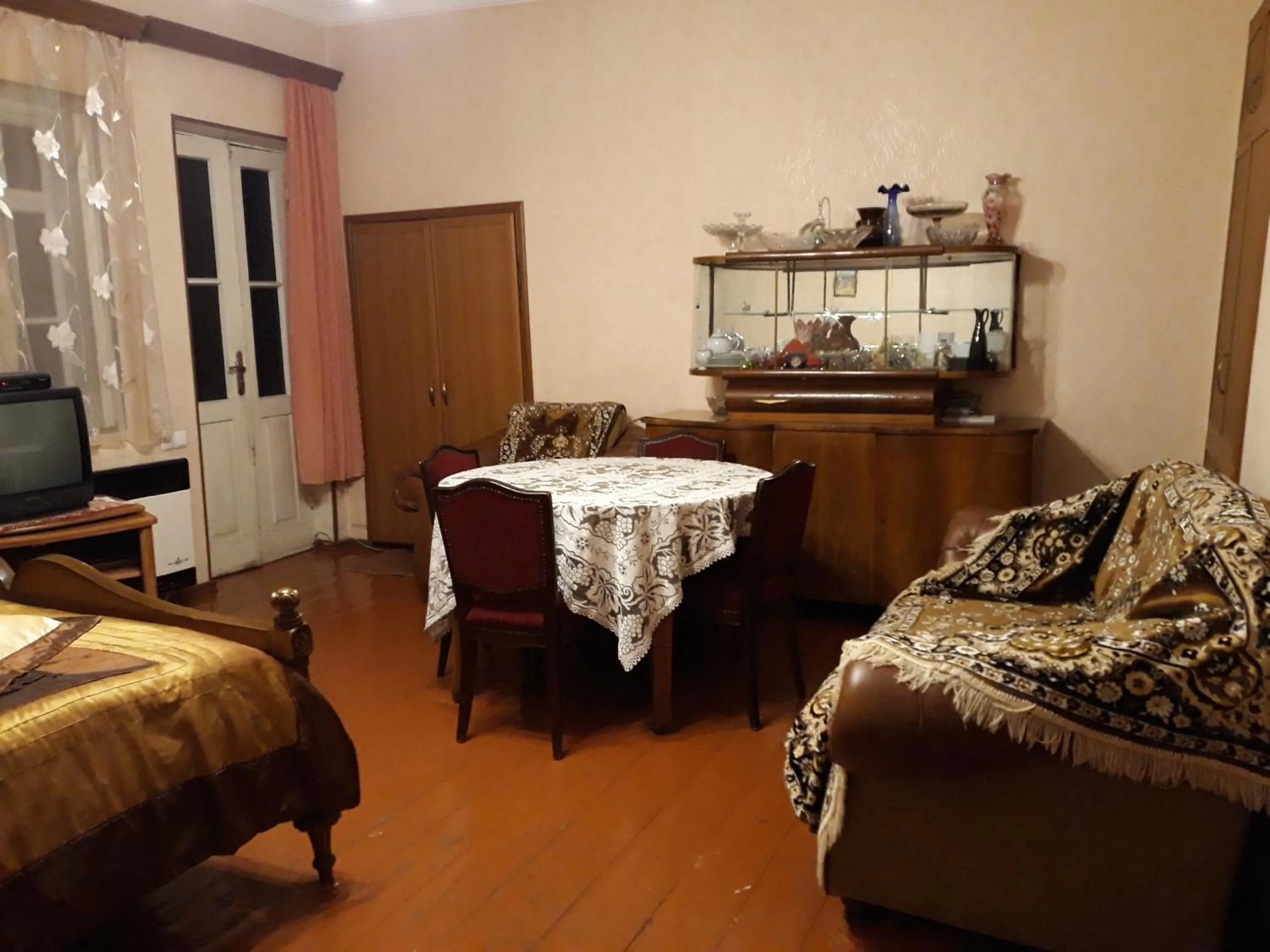 Communal lounge/ TV room, Bed in Apartment On Erekle