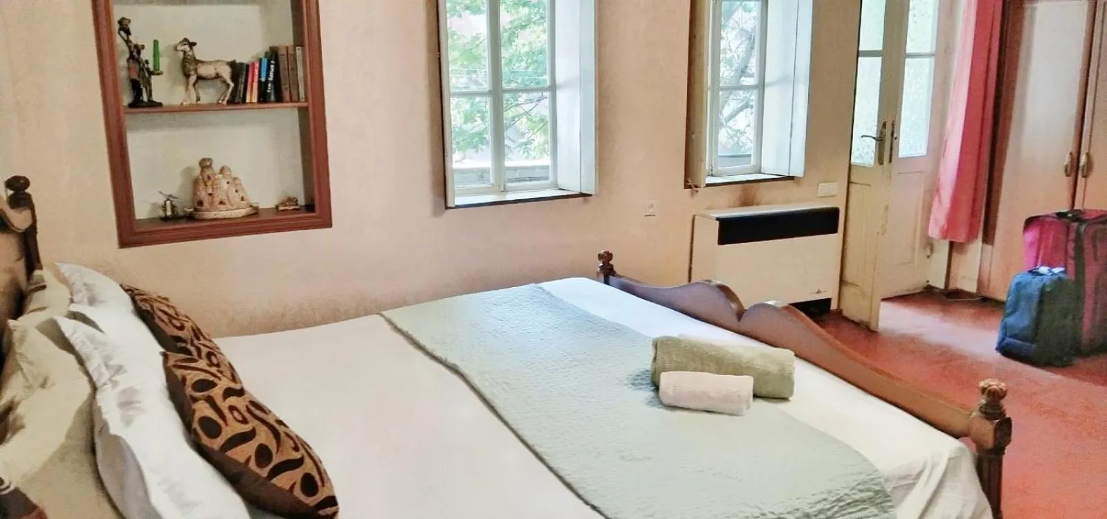 Bed in Apartment On Erekle