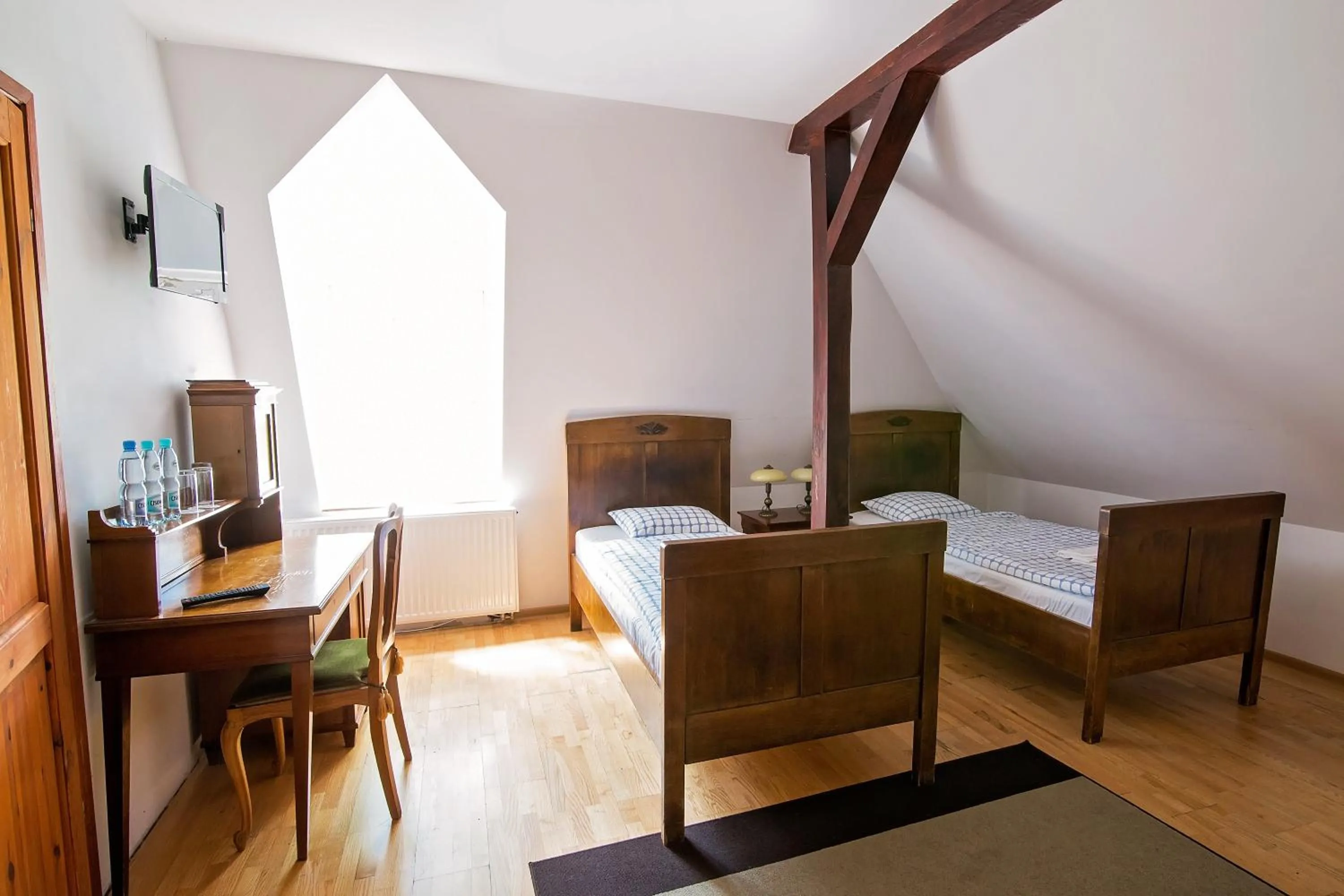 Bed in Farma Many B&B, noclegi Suntago & DeepSpot