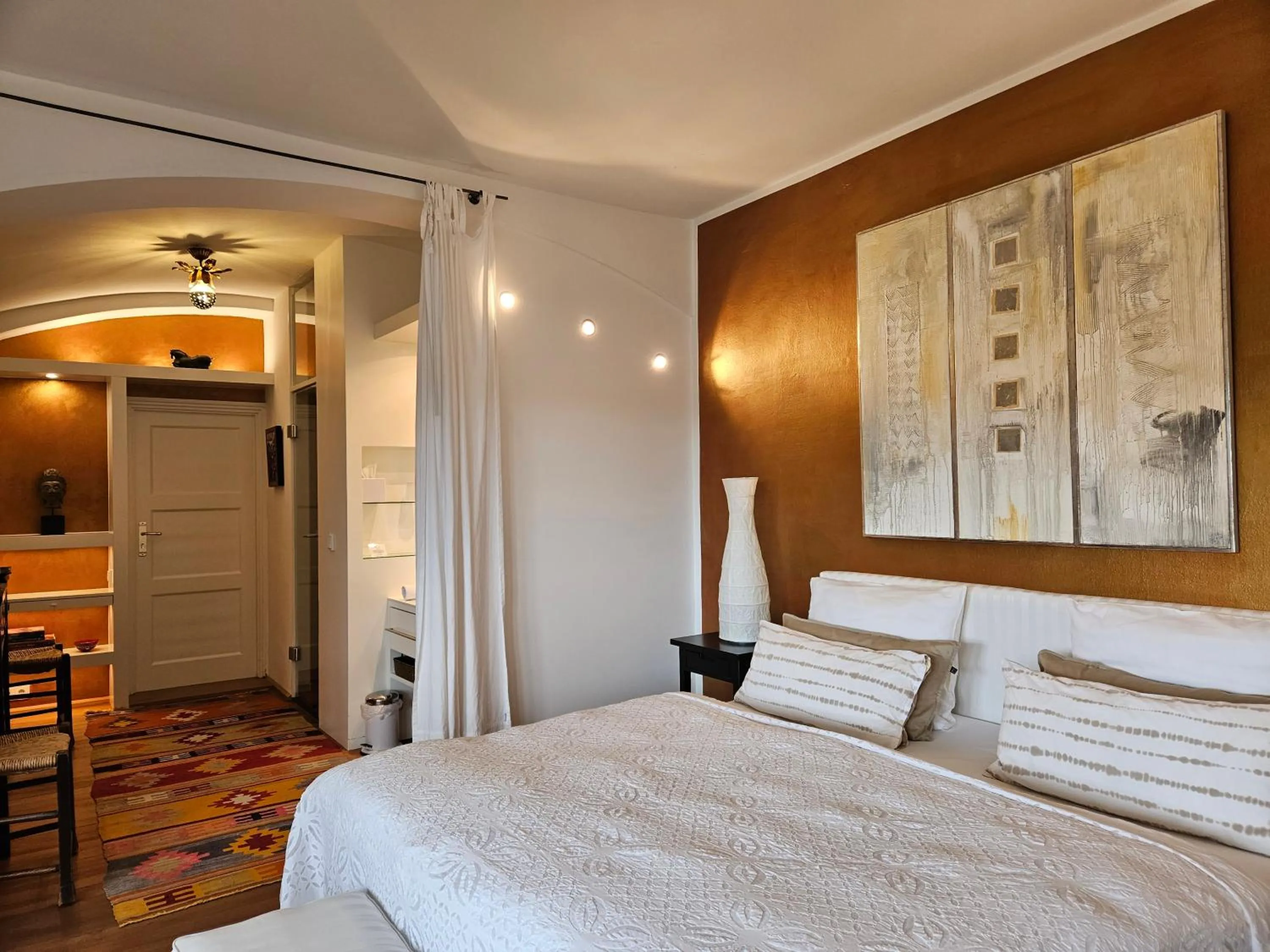 Photo of the whole room, Bed in Am Eichholz Galerie & Art-Hotel