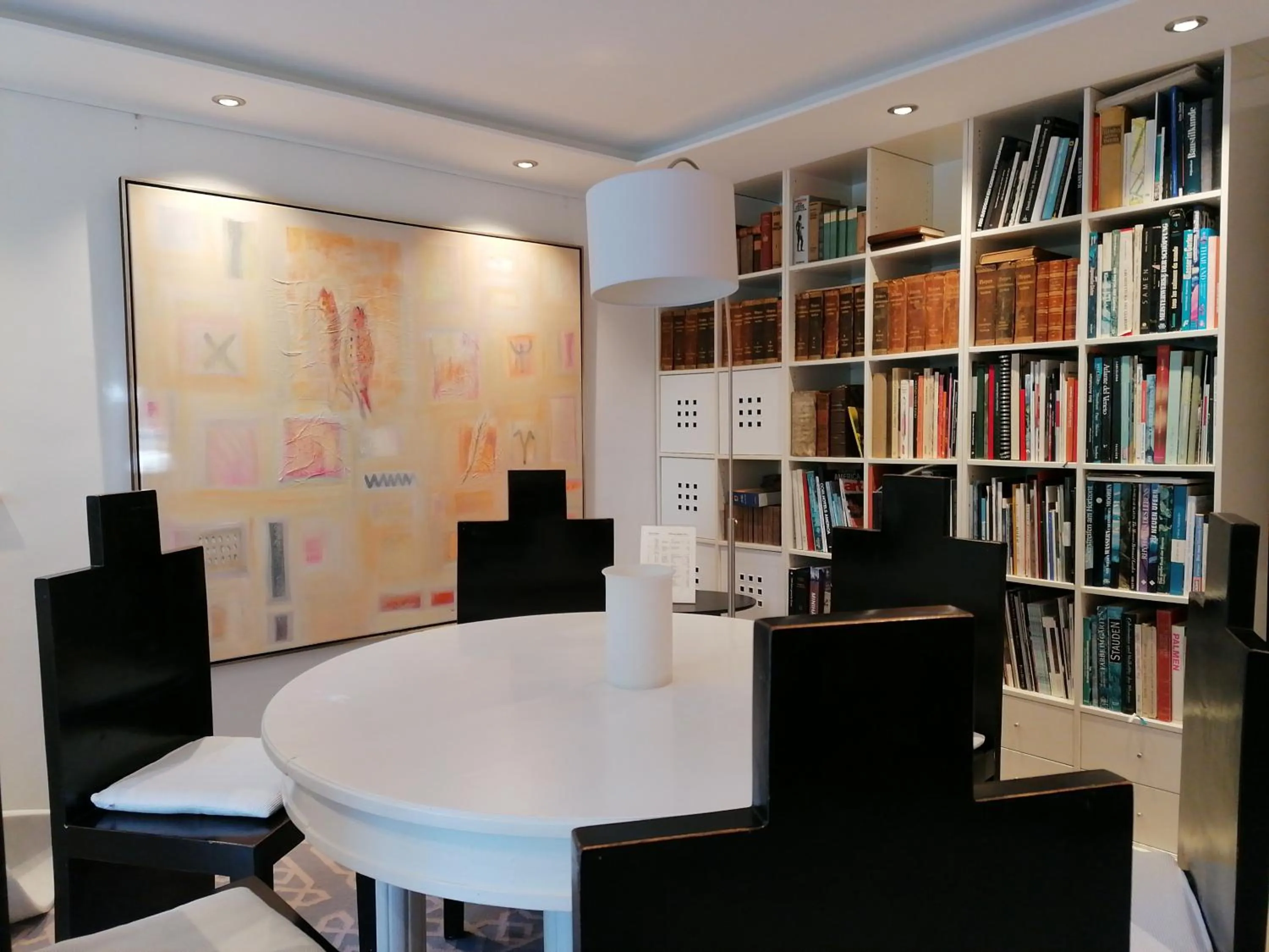 Library in Am Eichholz Galerie & Art-Hotel