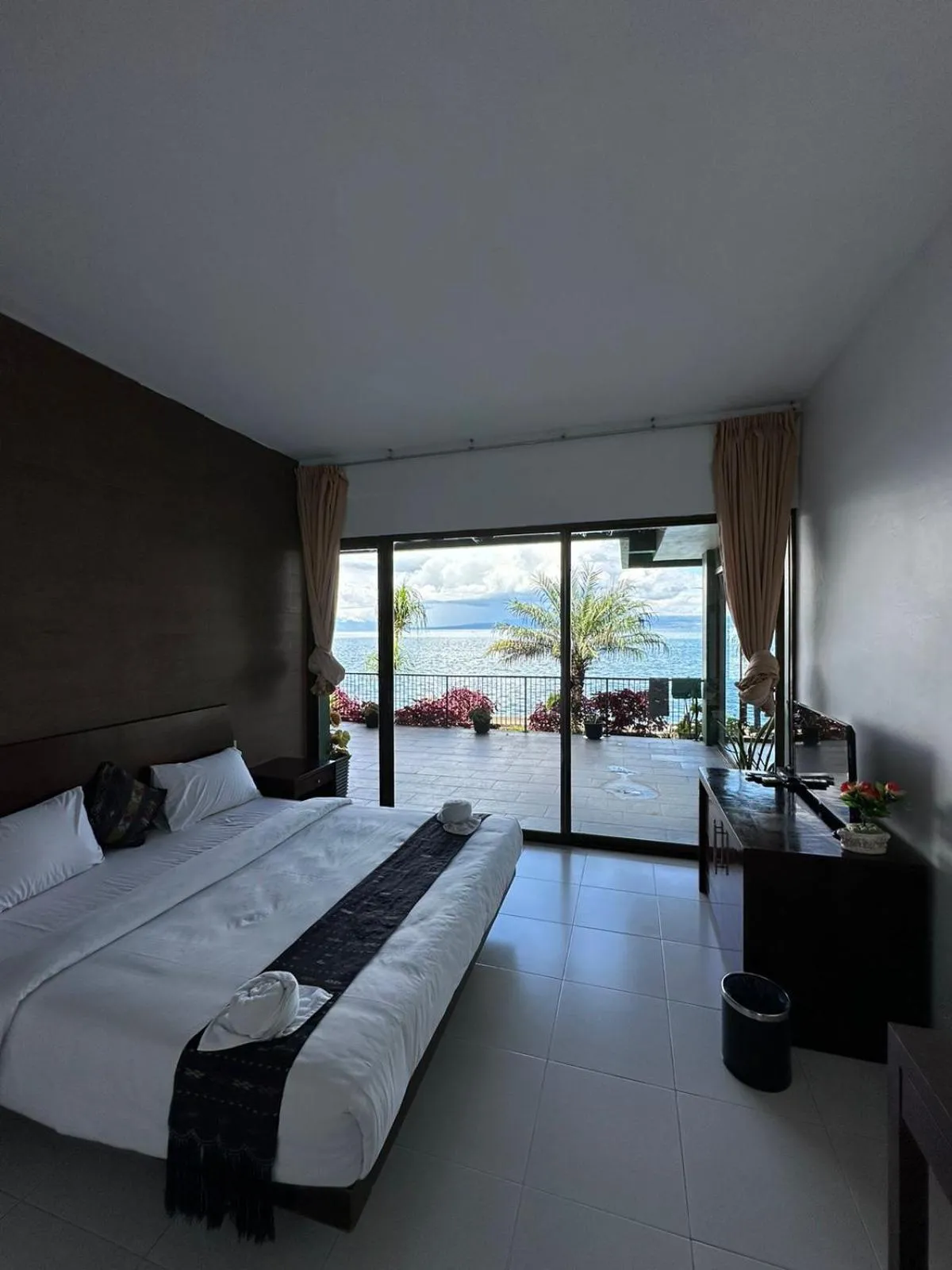 Bed in Tiara Bunga Hotel & Villa