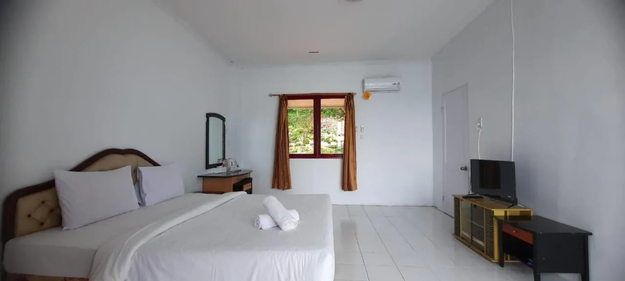 Bed in Tiara Bunga Hotel & Villa