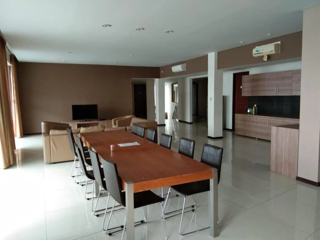 Kitchen or kitchenette in Tiara Bunga Hotel & Villa