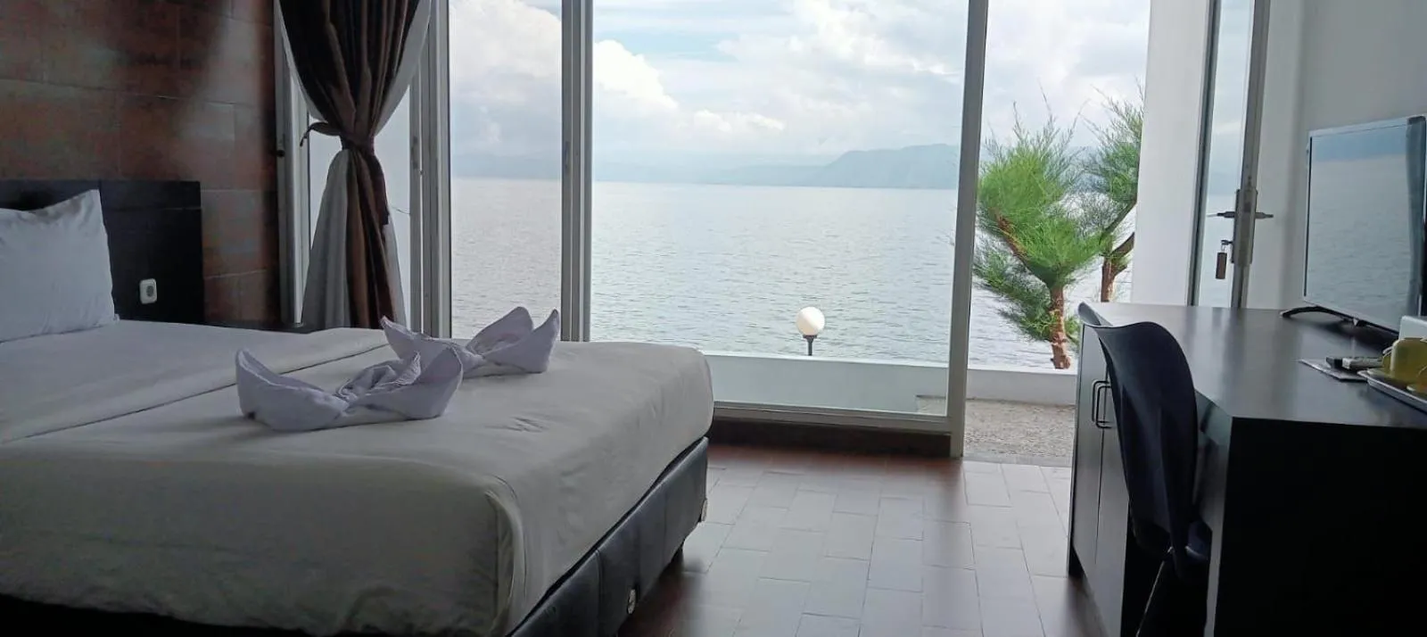 Bed in Tiara Bunga Hotel & Villa
