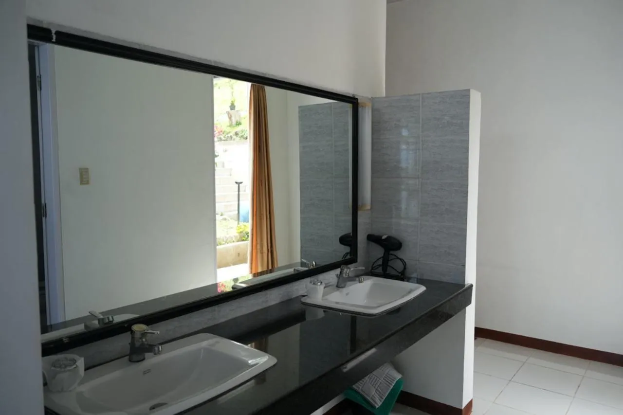 Tiara Bunga Hotel & Villa