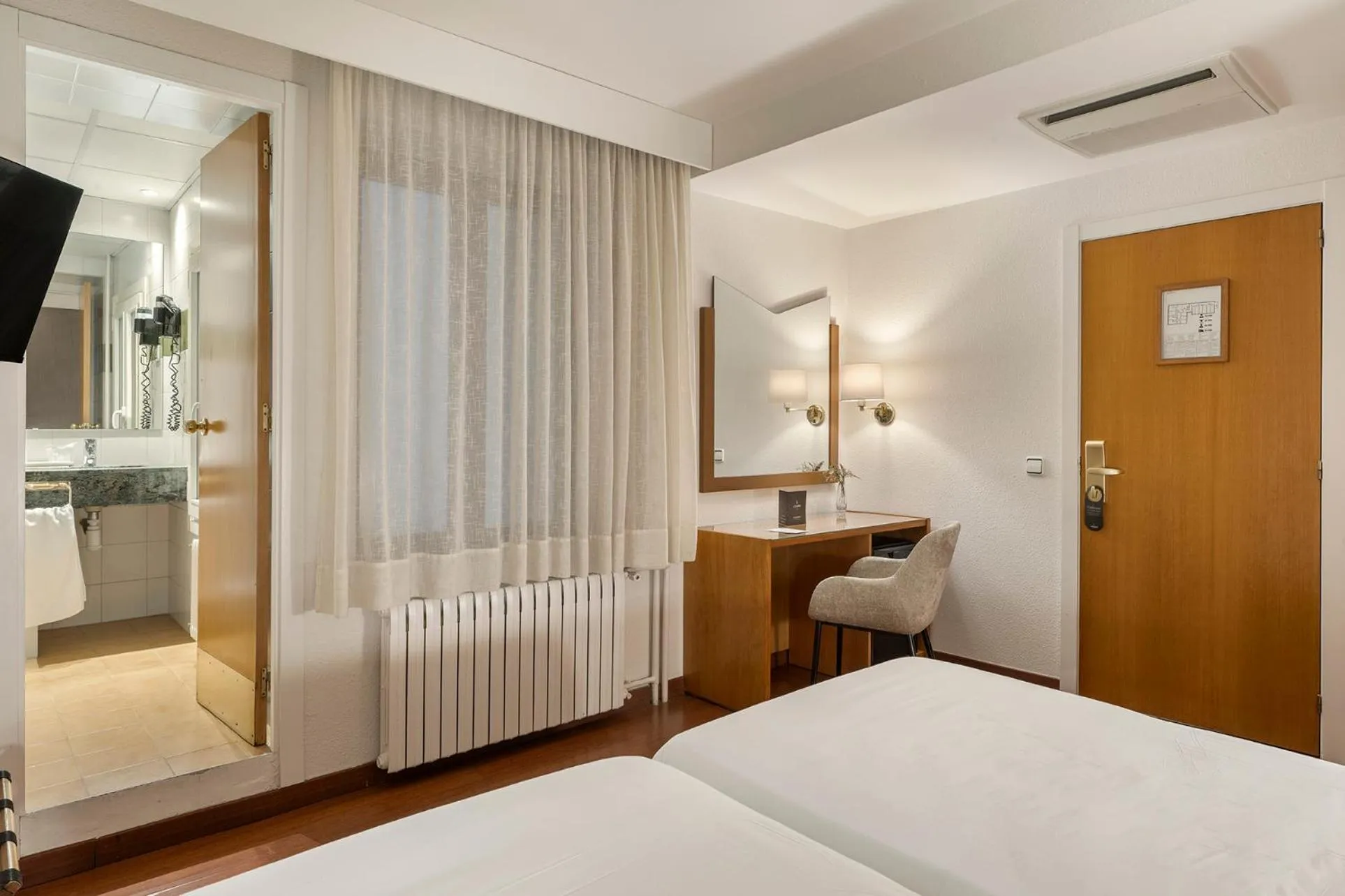 Photo of the whole room, Bed in Hotel de l'Isard