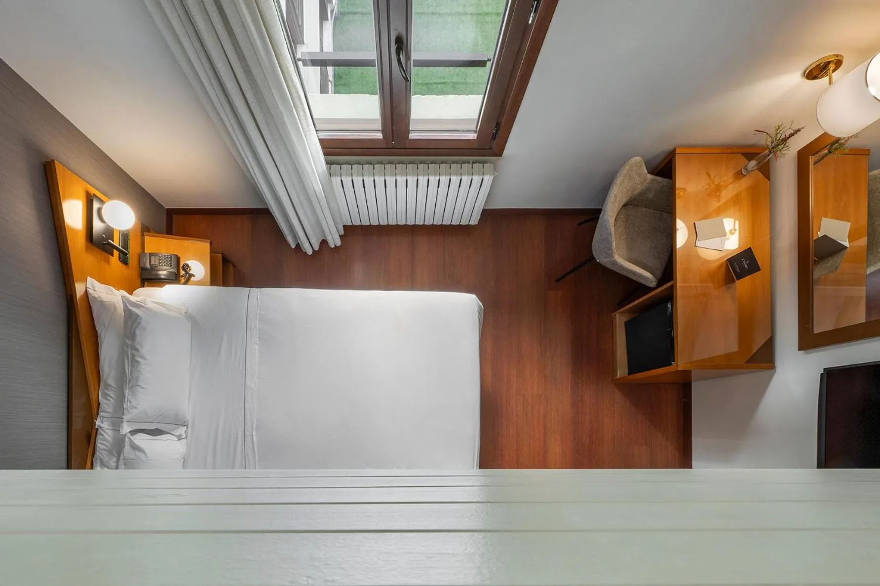 Photo of the whole room, Bed in Hotel de l'Isard