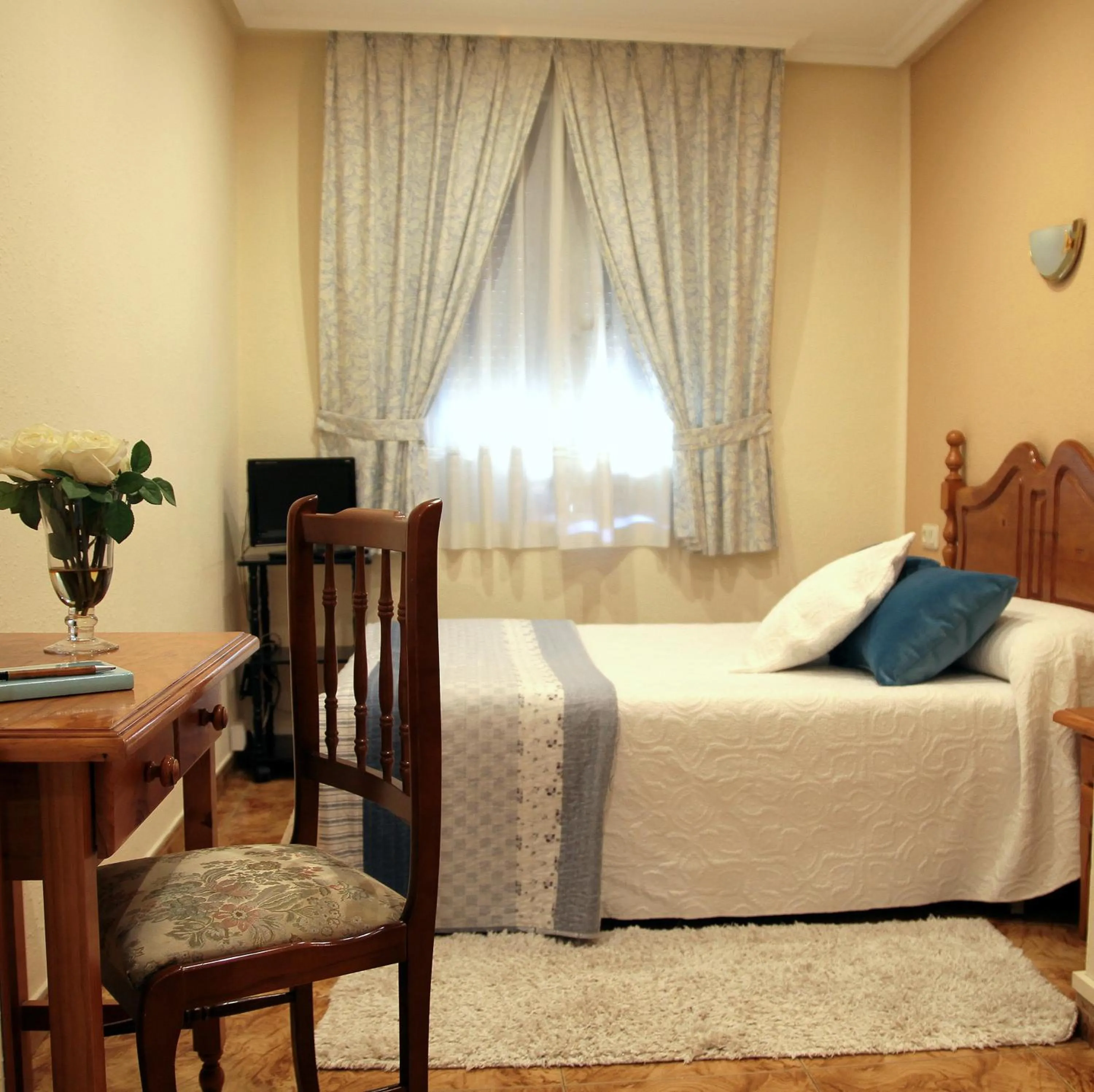Living room, Bed in Hostal pachin