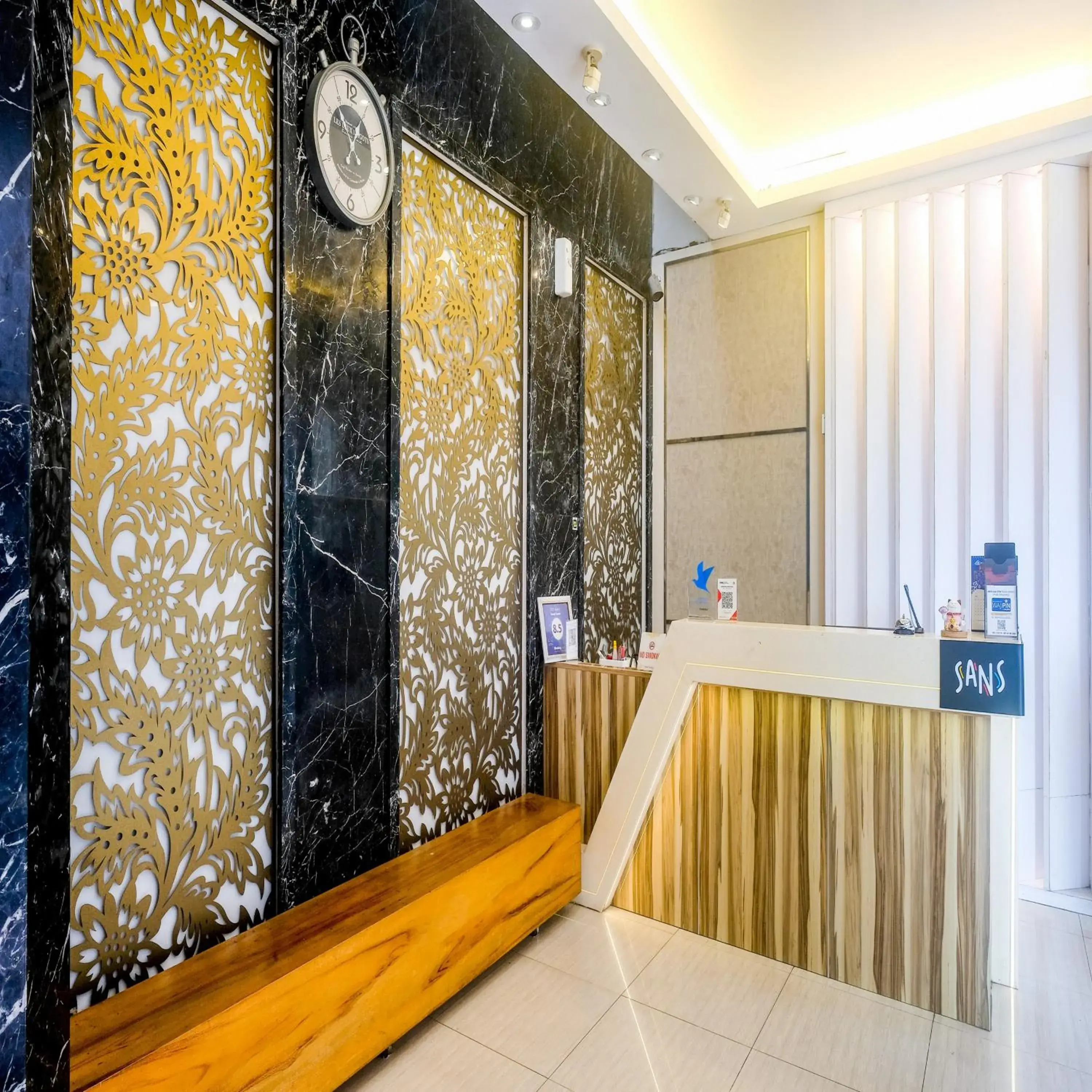 Lobby or reception, Bed in Sans Vibes Hotel Grand Omah Sastro Gejayan Lobby or reception, Bed in Sans Vibes Hotel Grand Omah Sastro Gejayan