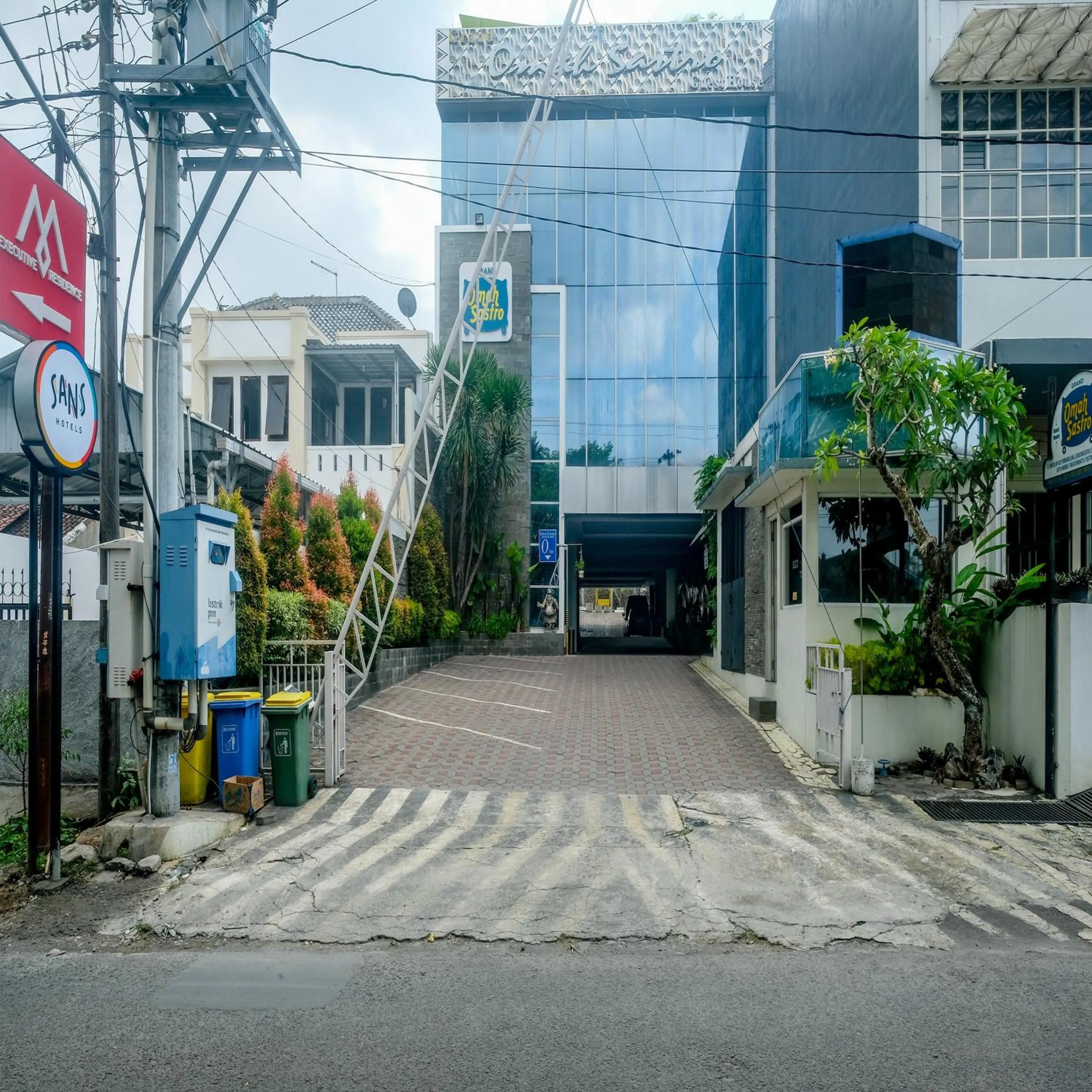 Property building in Sans Vibes Hotel Grand Omah Sastro Gejayan