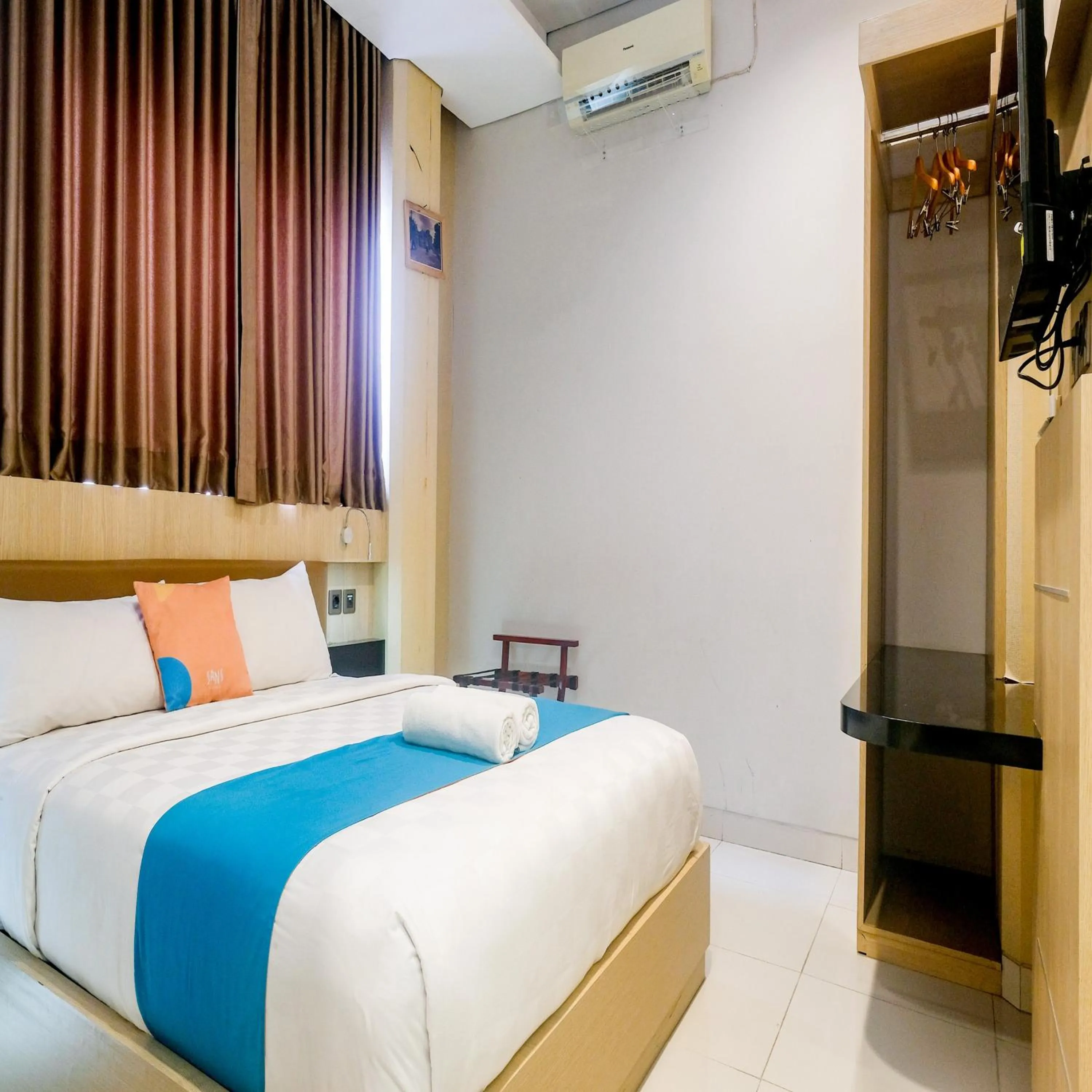 Bedroom, Bed in Sans Vibes Hotel Grand Omah Sastro Gejayan