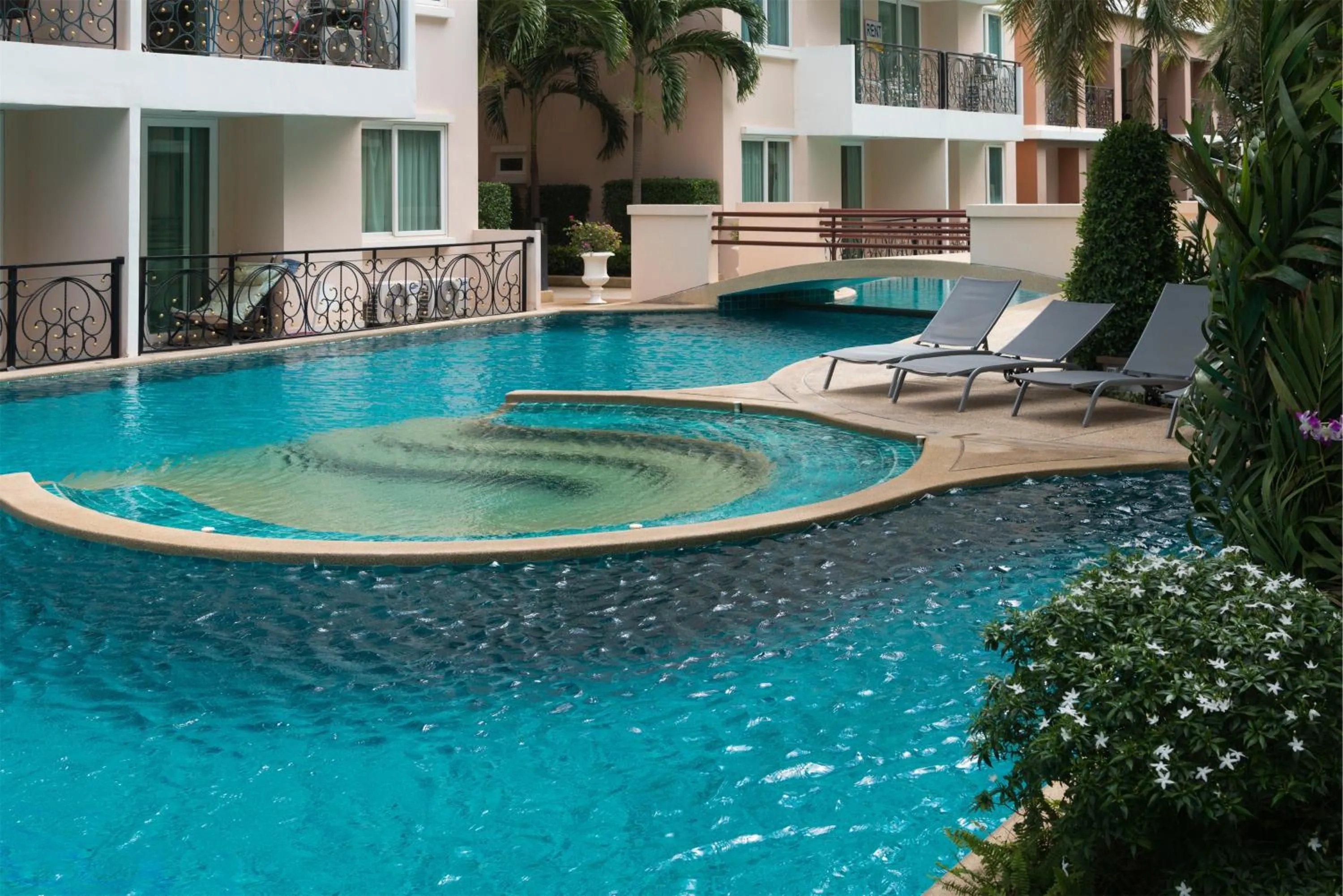 Swimming pool in Paradise Park Jomtien by Pattaya Sunny Rentals