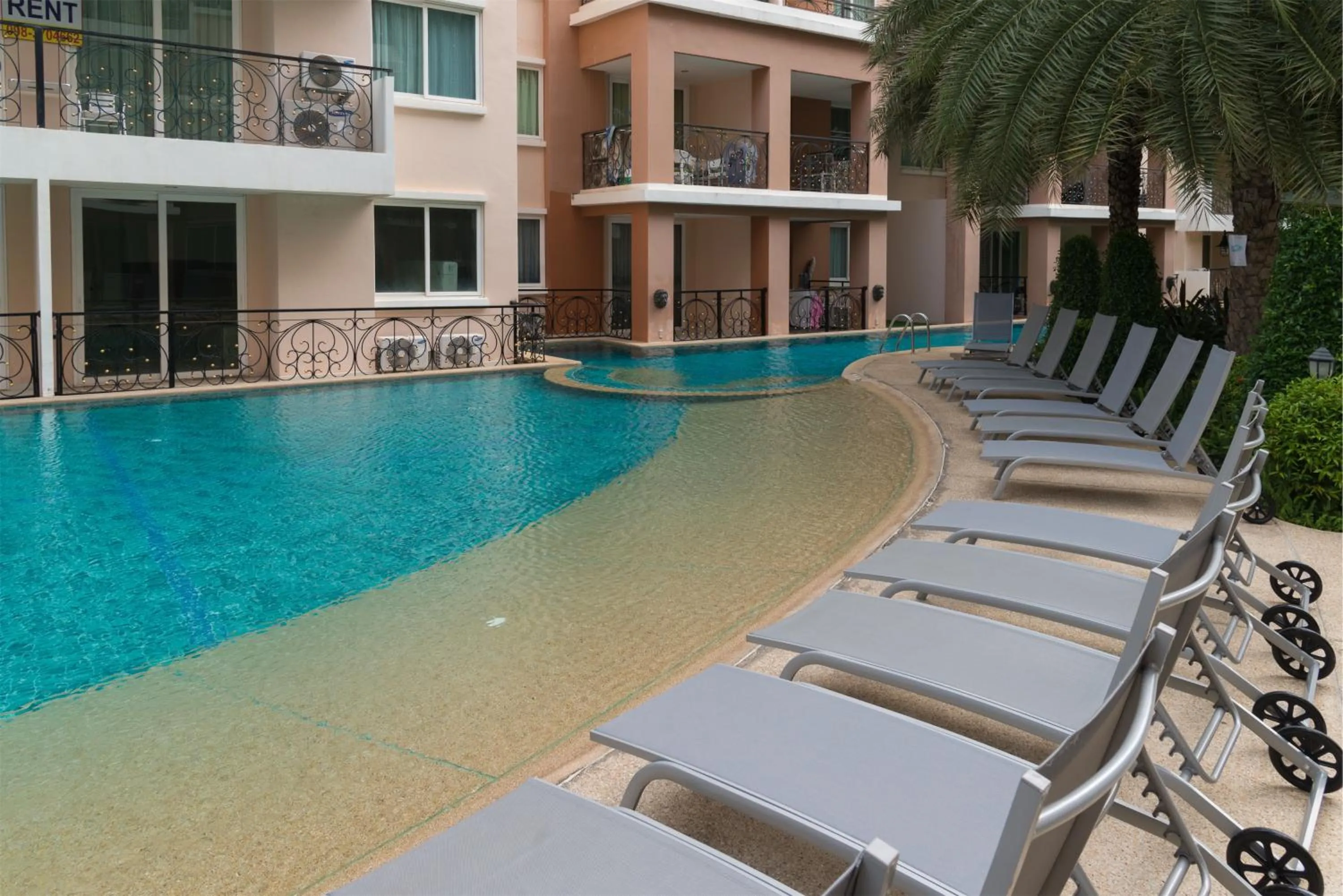 Swimming pool in Paradise Park Jomtien by Pattaya Sunny Rentals