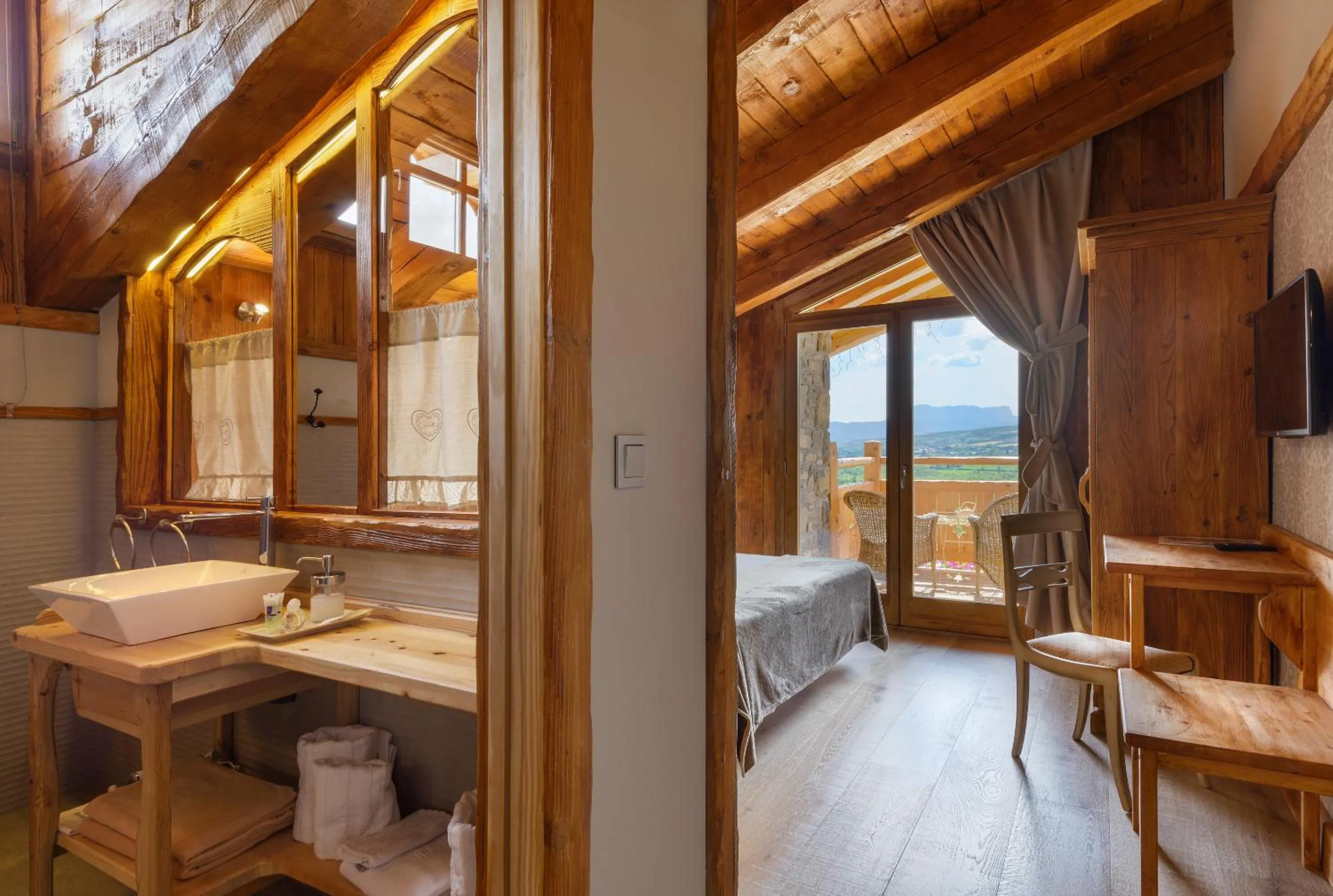 Bathroom, Bed in Hotel Viñas de Lárrede