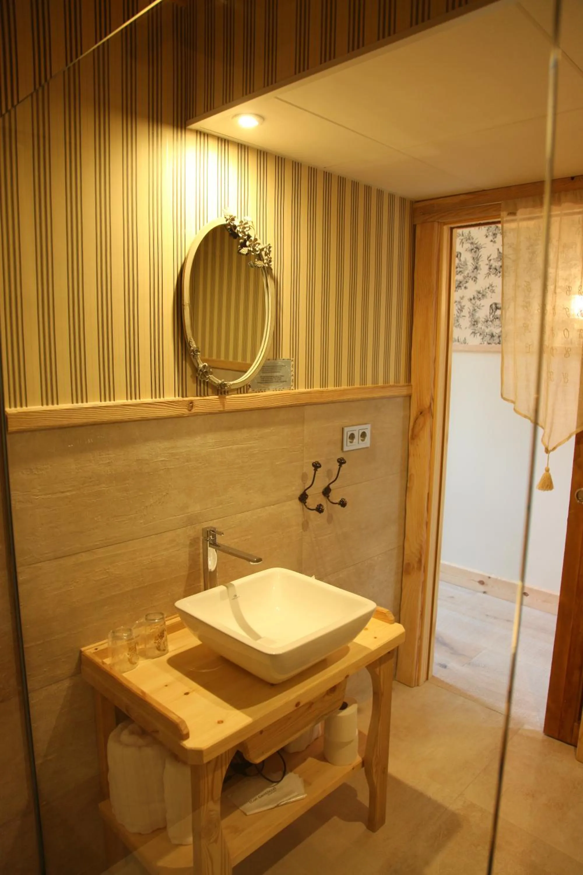 Toilet in Hotel Viñas de Lárrede