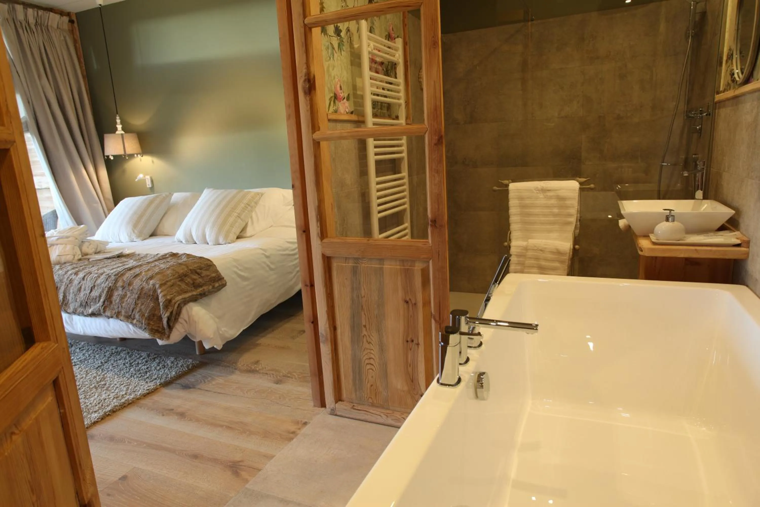 Bathroom, Bed in Hotel Viñas de Lárrede