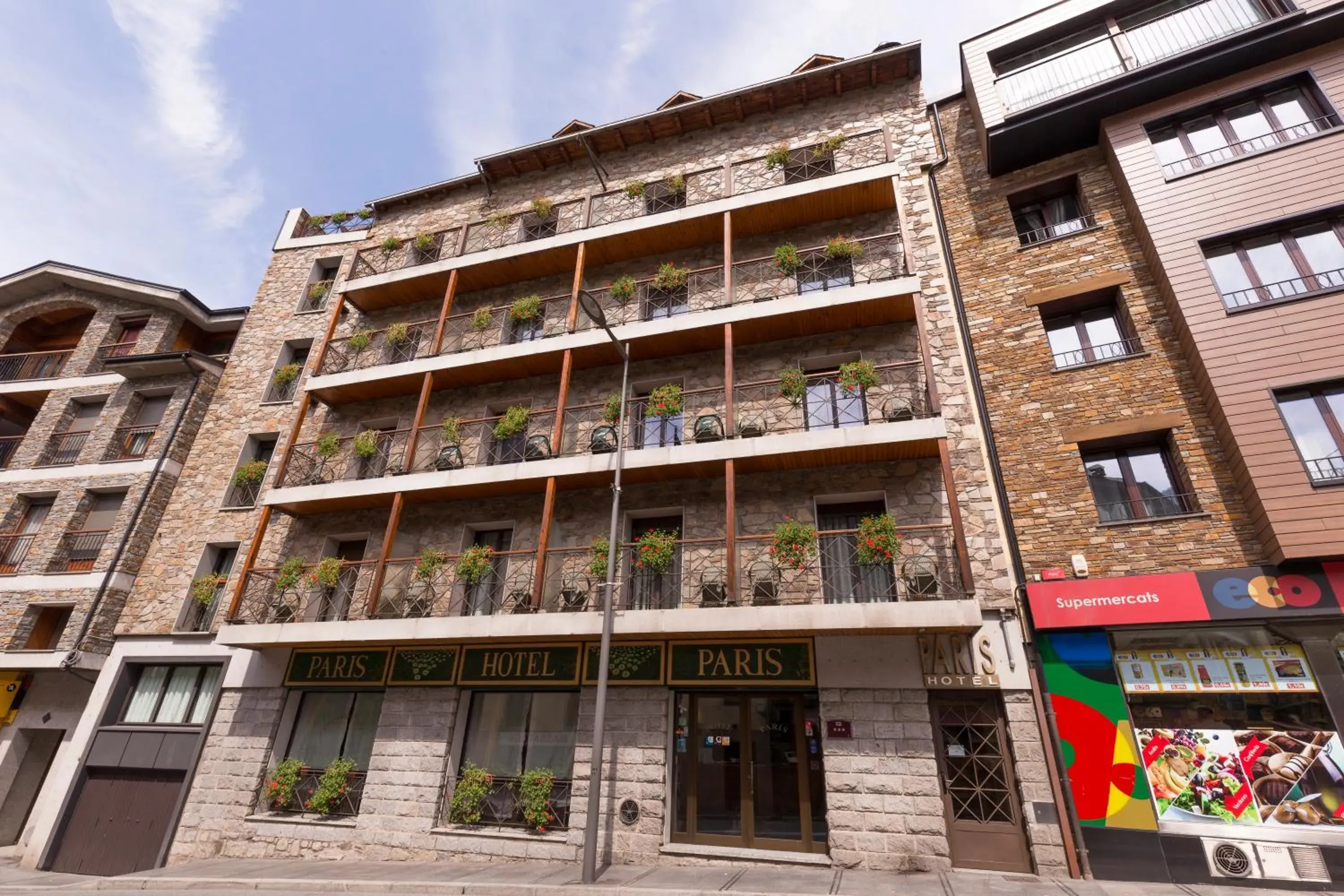 Property building in Yomo Petit Paris Property building in Yomo Petit Paris