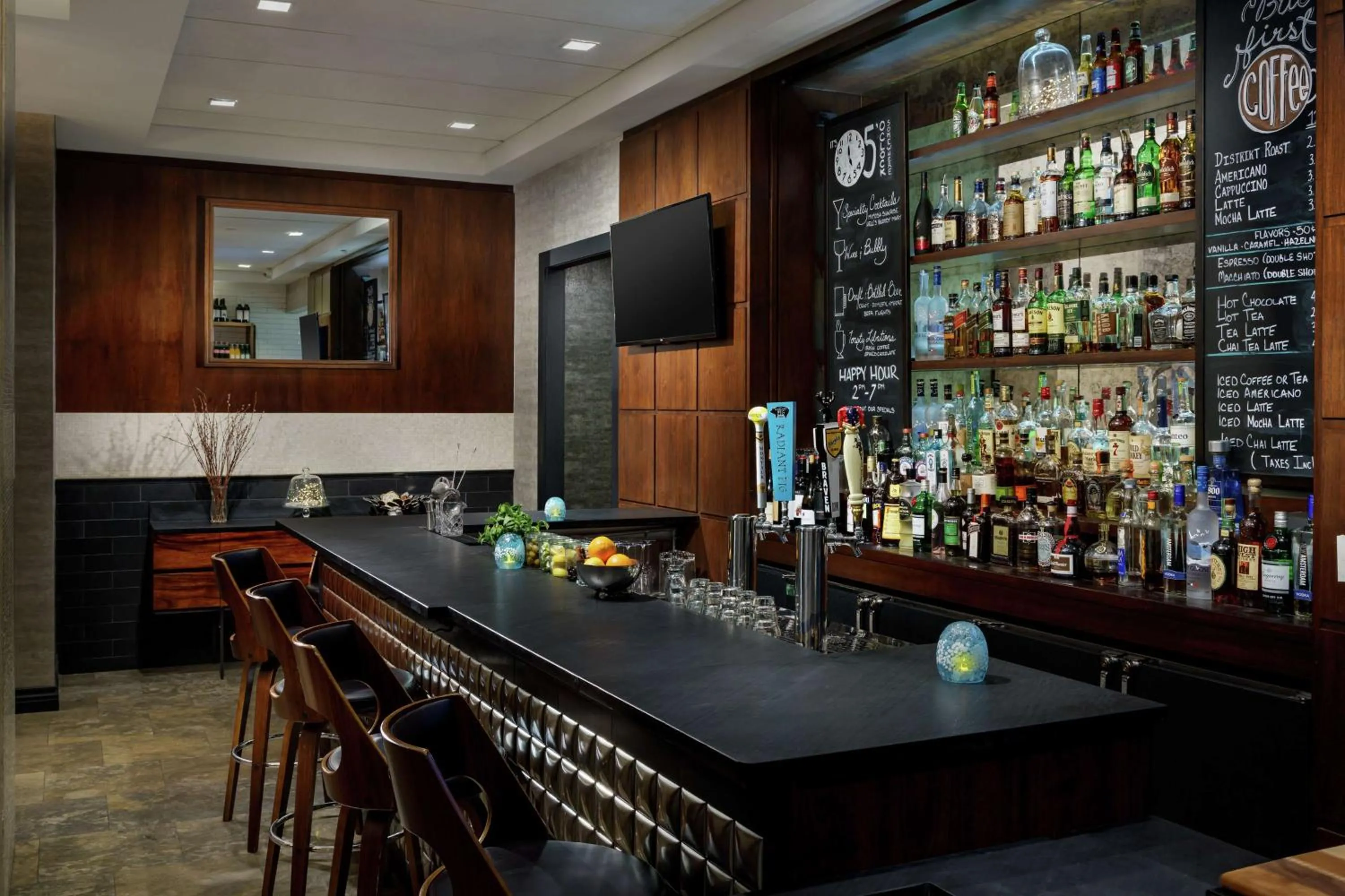 Lounge or bar in Distrikt Hotel New York City, Tapestry Collection by Hilton