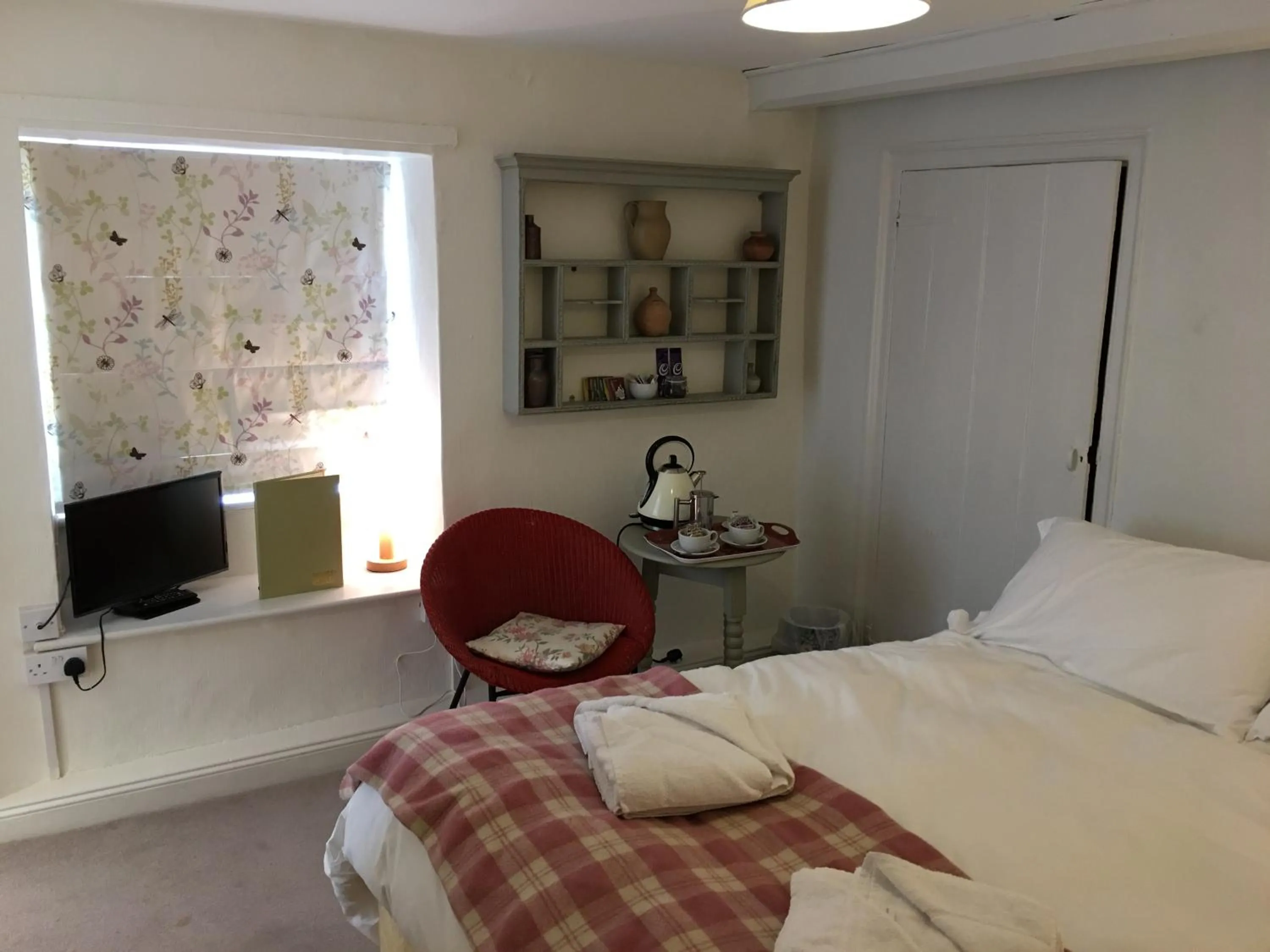 Photo of the whole room, Bed in The Scott Arms