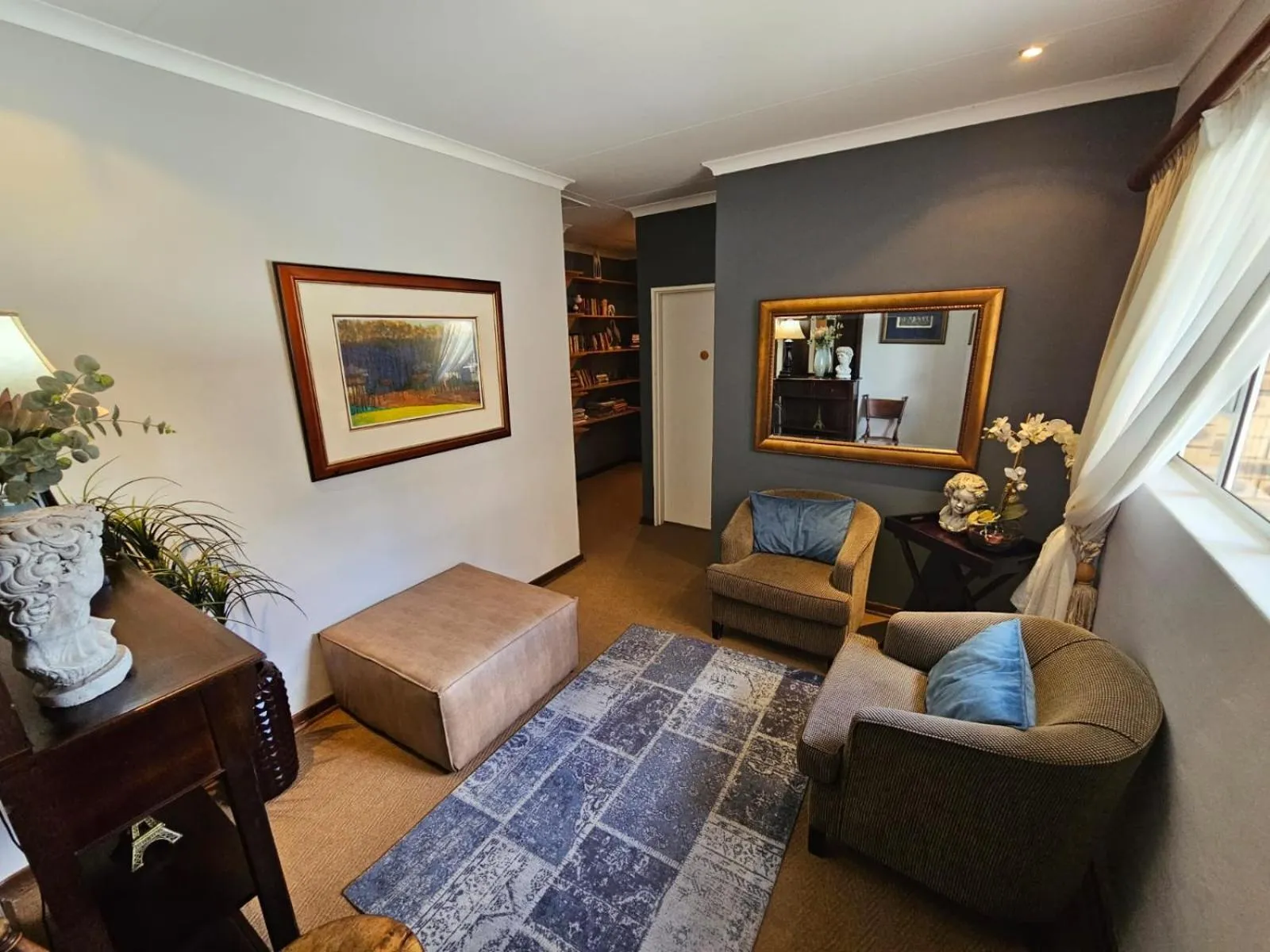 Communal lounge/ TV room in Hillton Manor Guest House