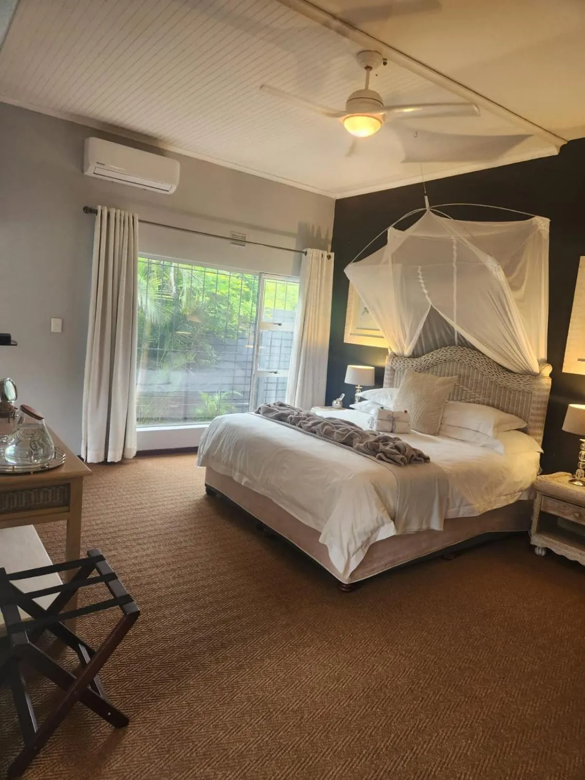 Pool view, Bed in Hillton Manor Guest House