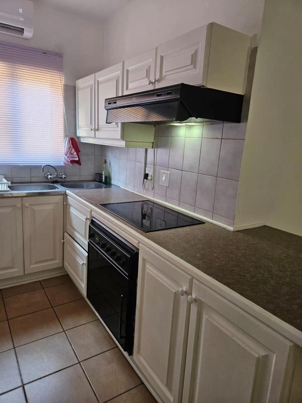 Kitchen or kitchenette in Hillton Manor Guest House