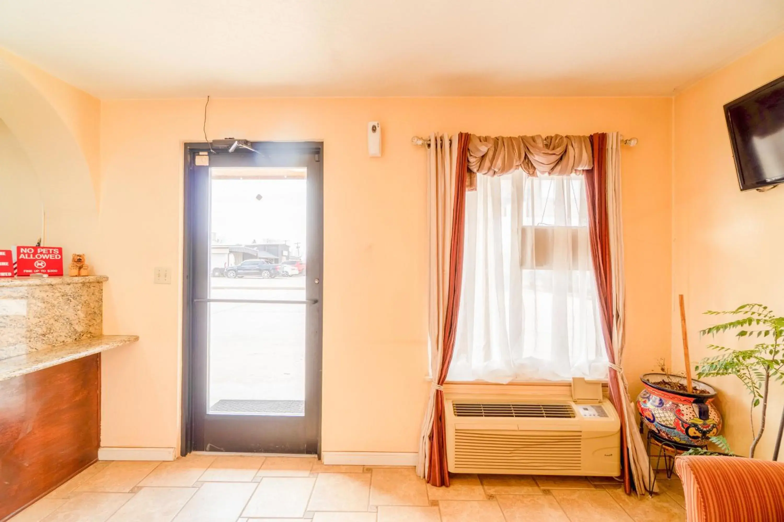 Lobby or reception in Crown Inn By OYO Denver Tx Lobby or reception in Crown Inn By OYO Denver Tx