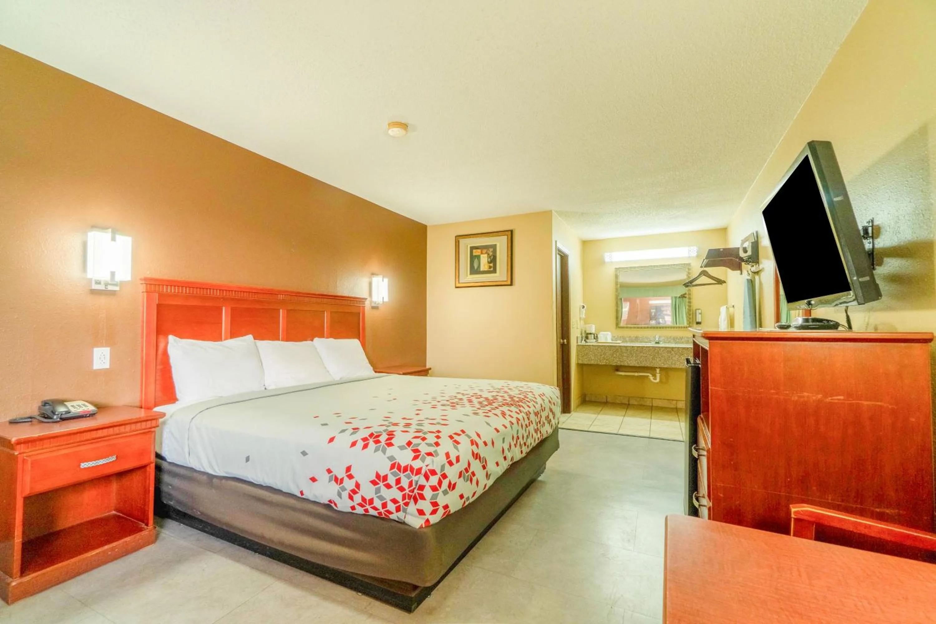 Bedroom, Bed in Crown Inn By OYO Denver Tx