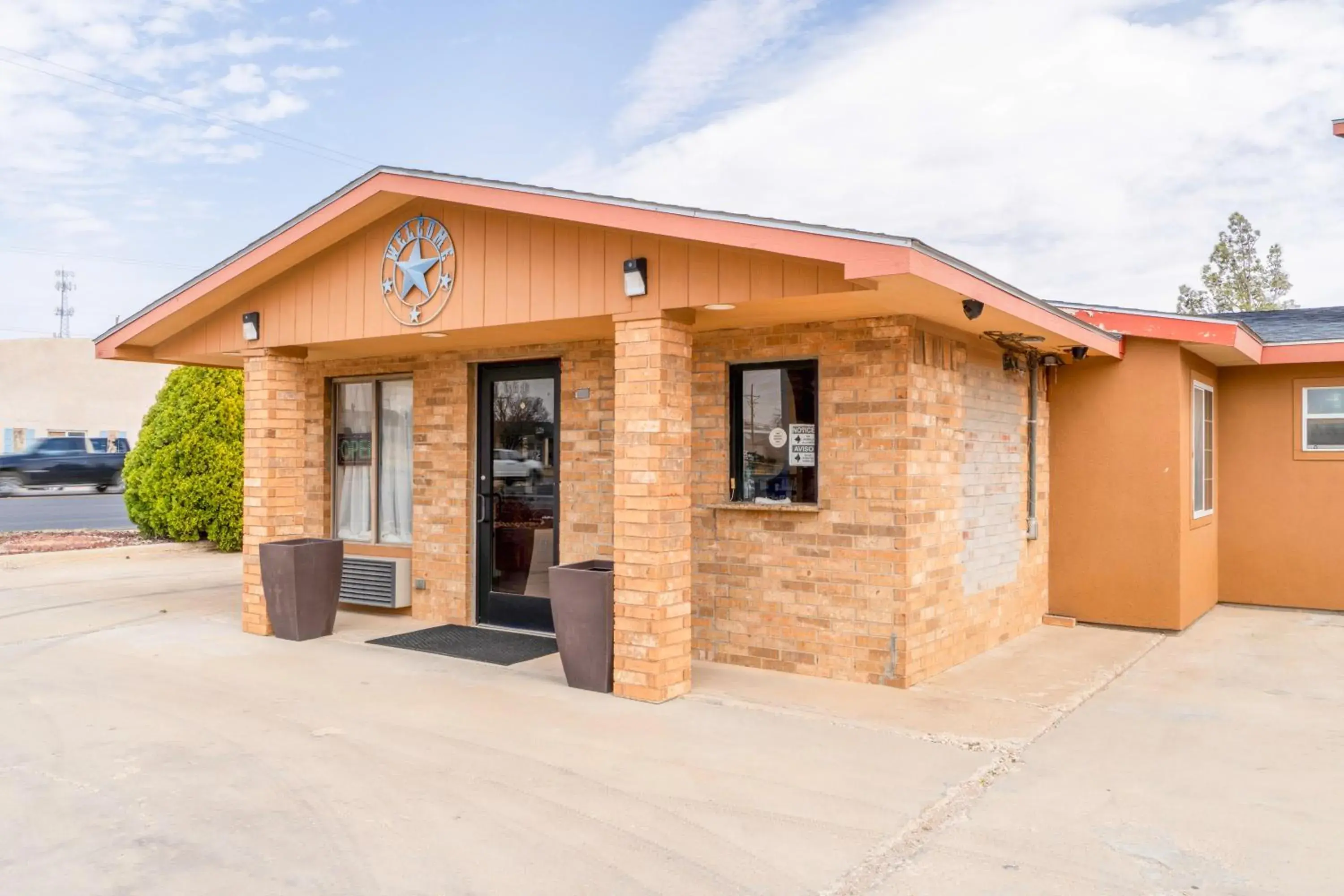 Facade/entrance in Crown Inn By OYO Denver Tx Facade/entrance in Crown Inn By OYO Denver Tx