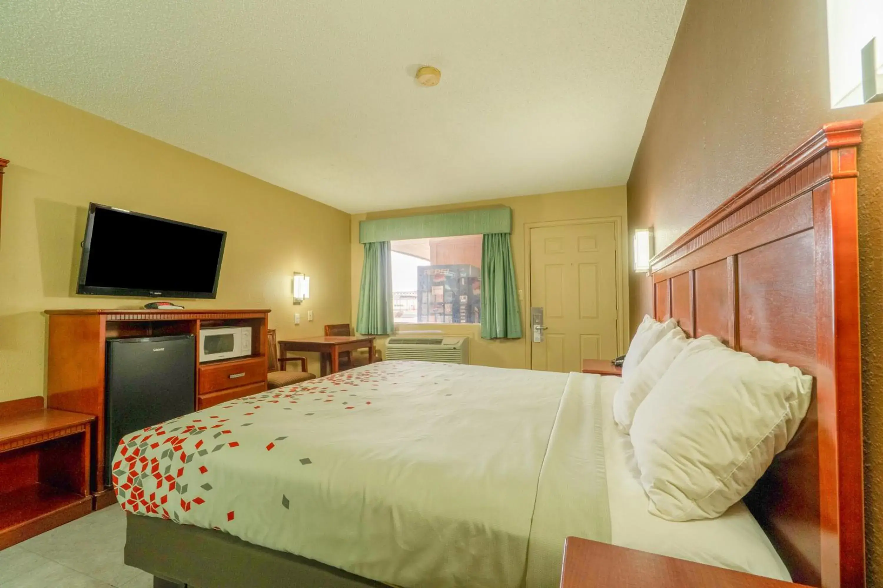 Bedroom, Bed in Crown Inn By OYO Denver Tx Bedroom, Bed in Crown Inn By OYO Denver Tx