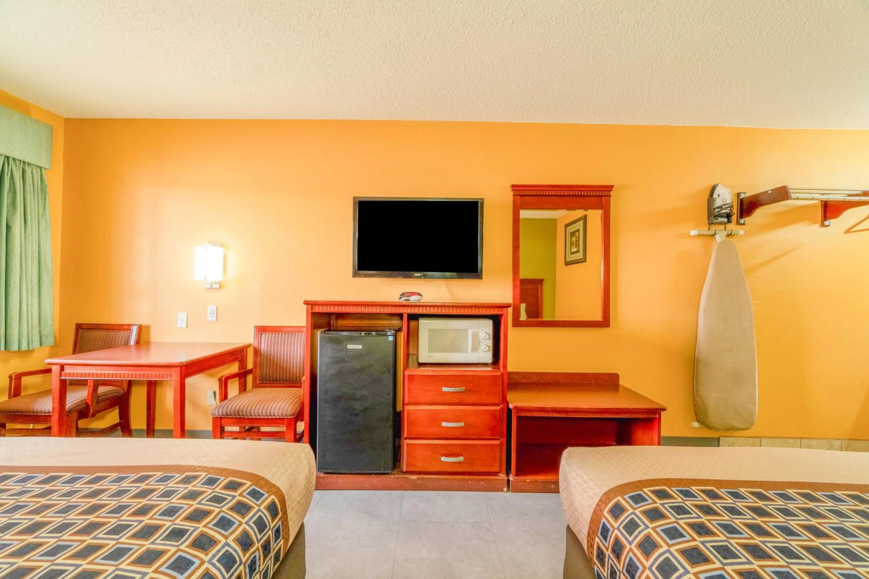 Bedroom, Bed in Crown Inn By OYO Denver Tx