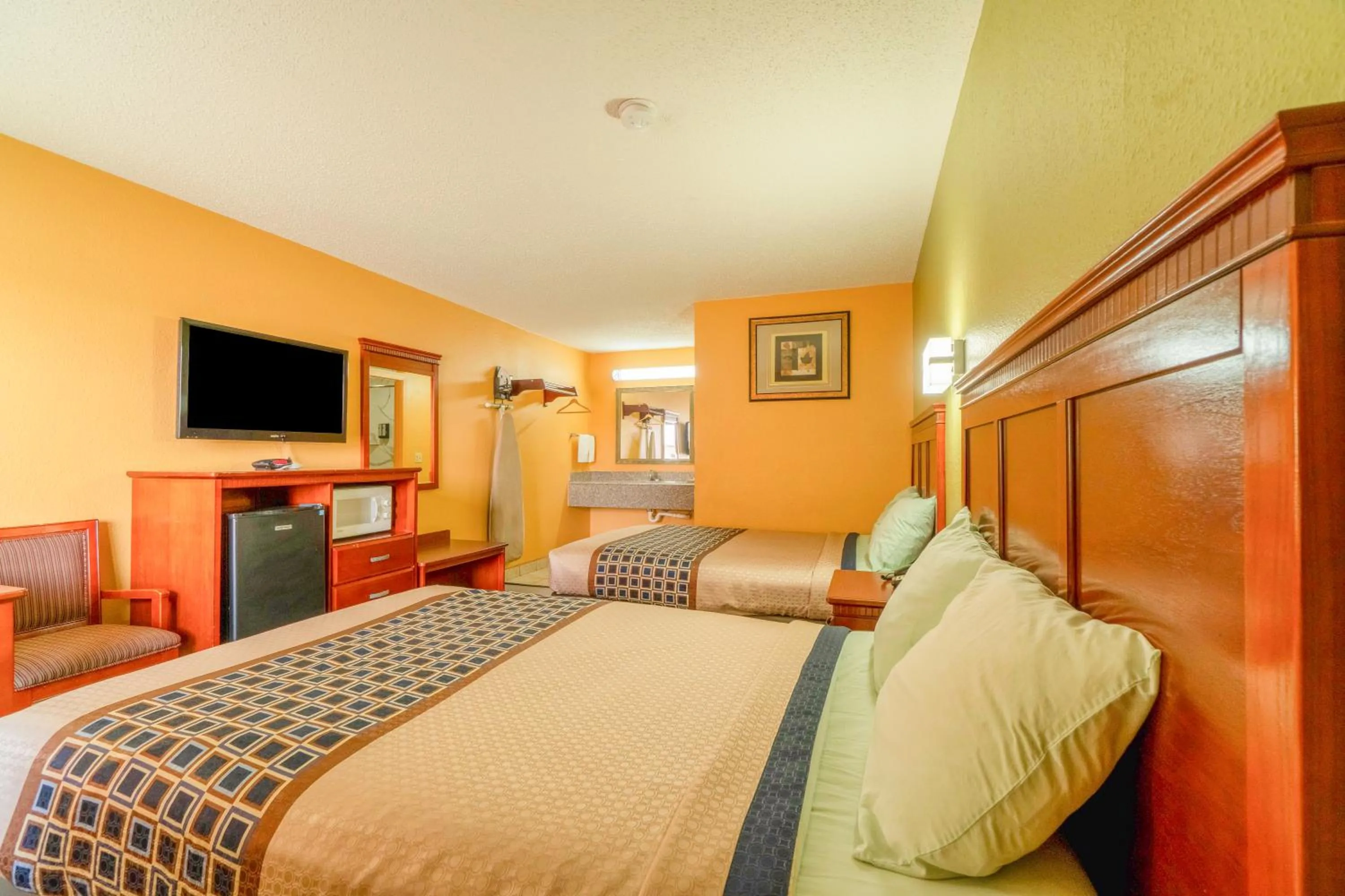 Bedroom, Bed in Crown Inn By OYO Denver Tx