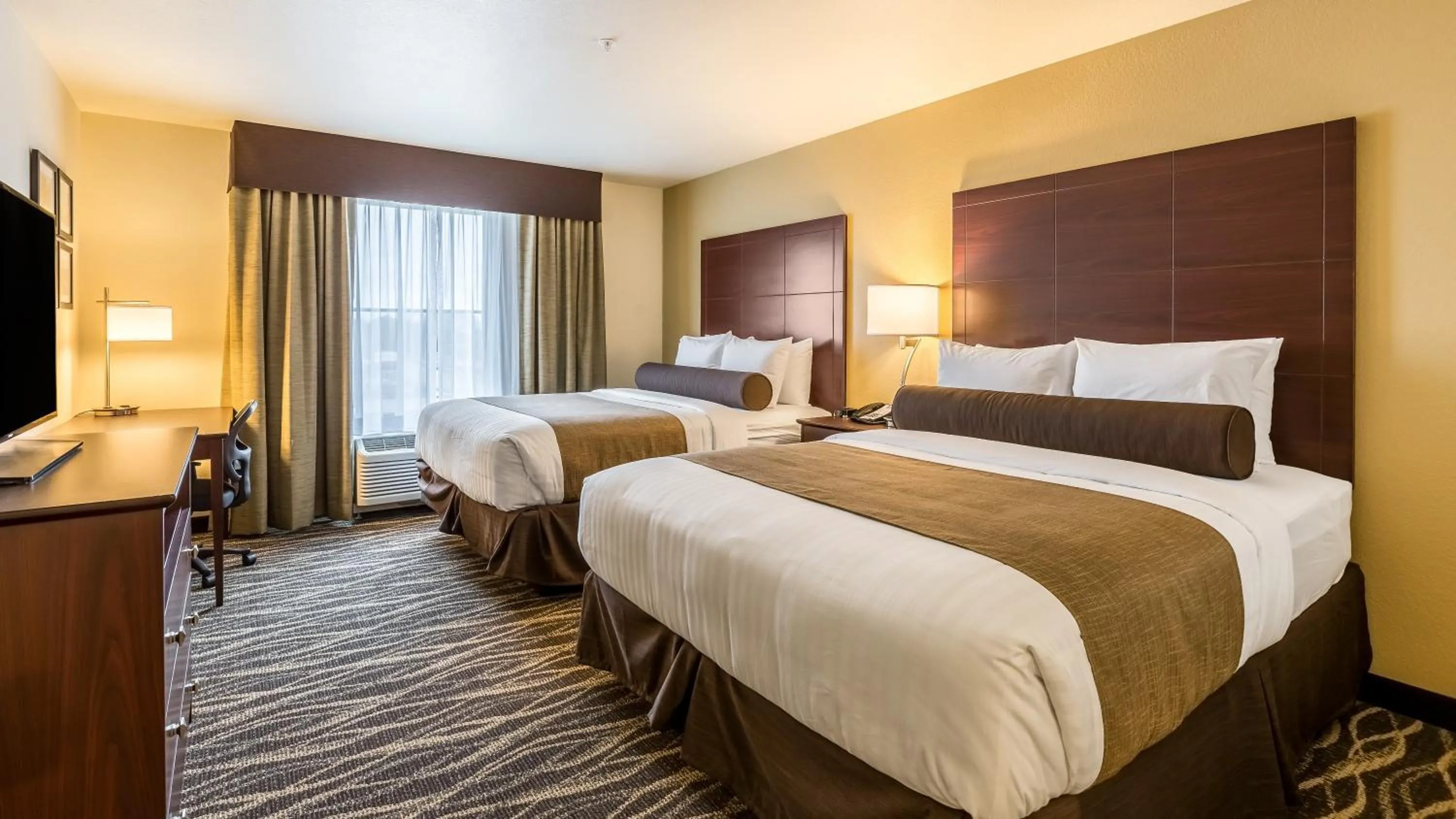 Bedroom, Bed in Cobblestone Hotel & Suites - Chippewa Falls