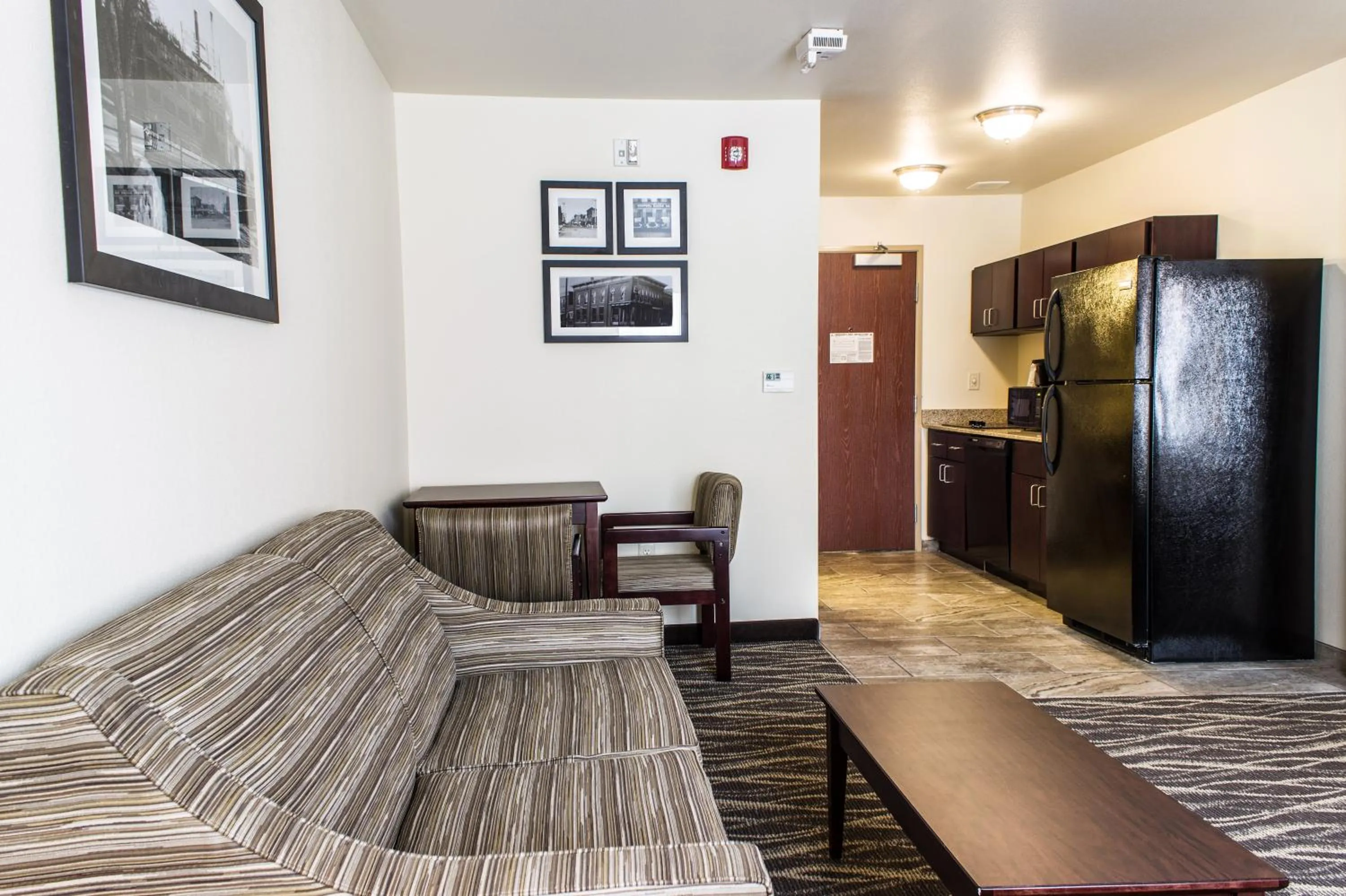 Living room, Bed in Cobblestone Hotel & Suites - Chippewa Falls