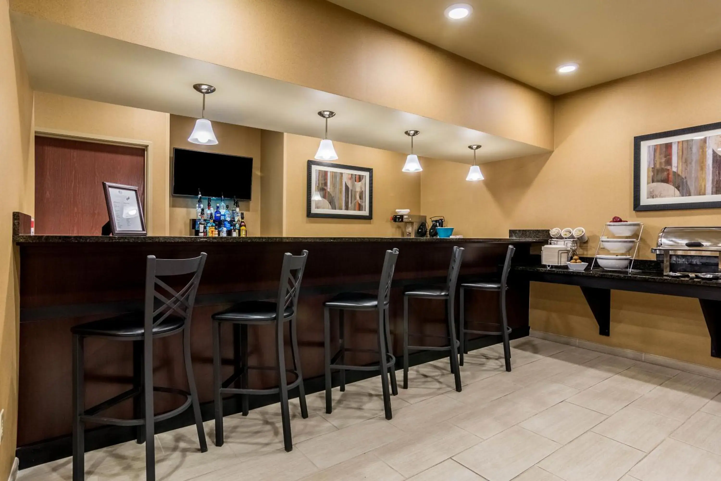 Lounge or bar in Cobblestone Hotel & Suites - Harborcreek Lounge or bar in Cobblestone Hotel & Suites - Harborcreek
