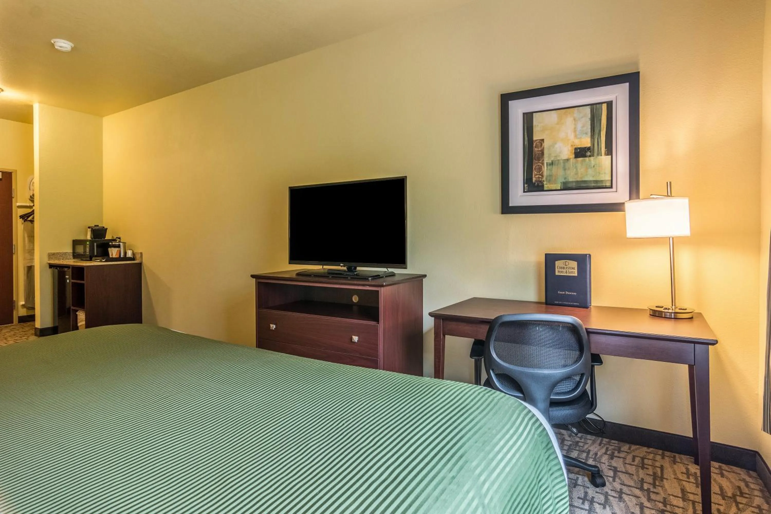 Bed in Cobblestone Hotel & Suites - Harborcreek
