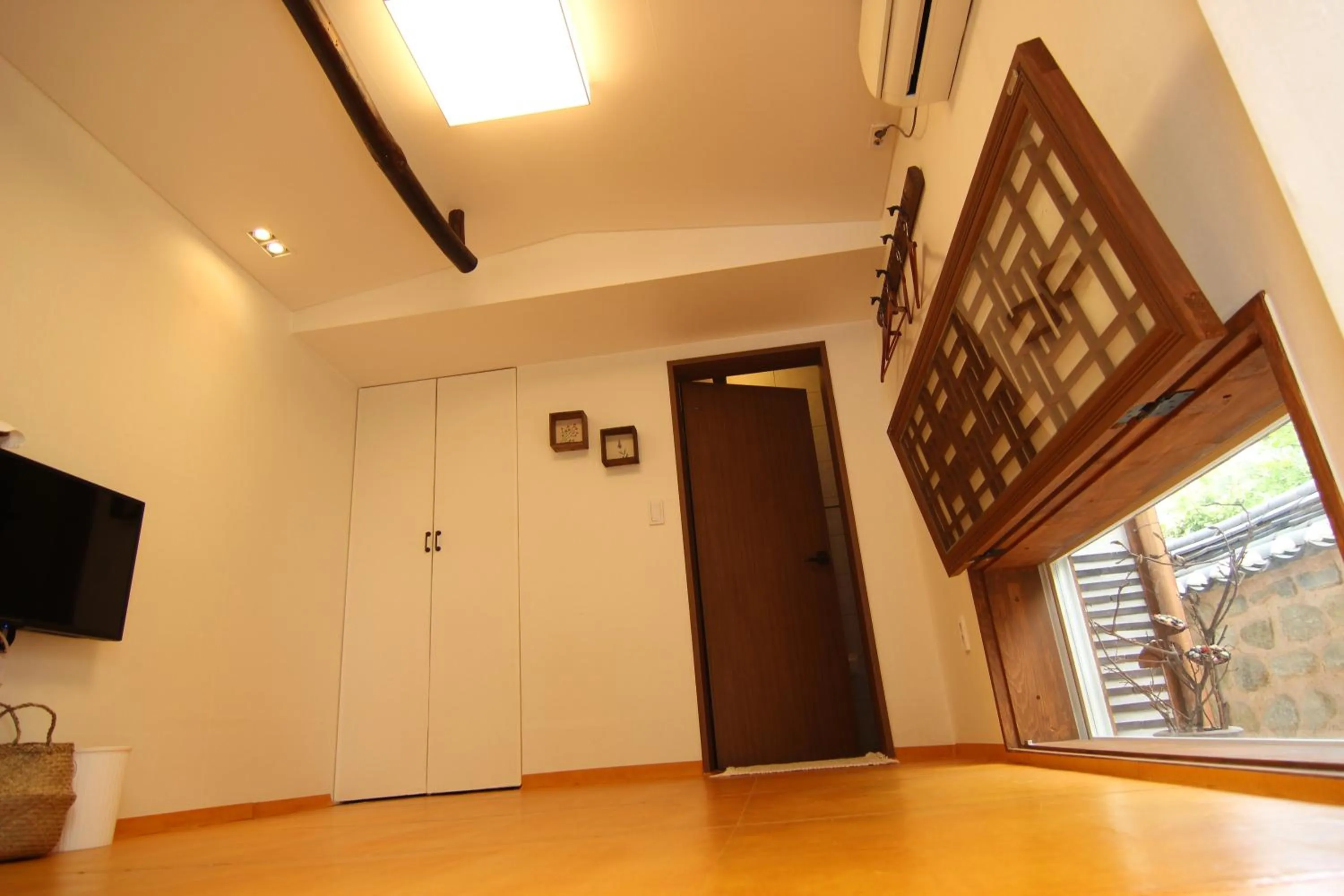 Decorative detail in Sungsim Hanok Guesthouse