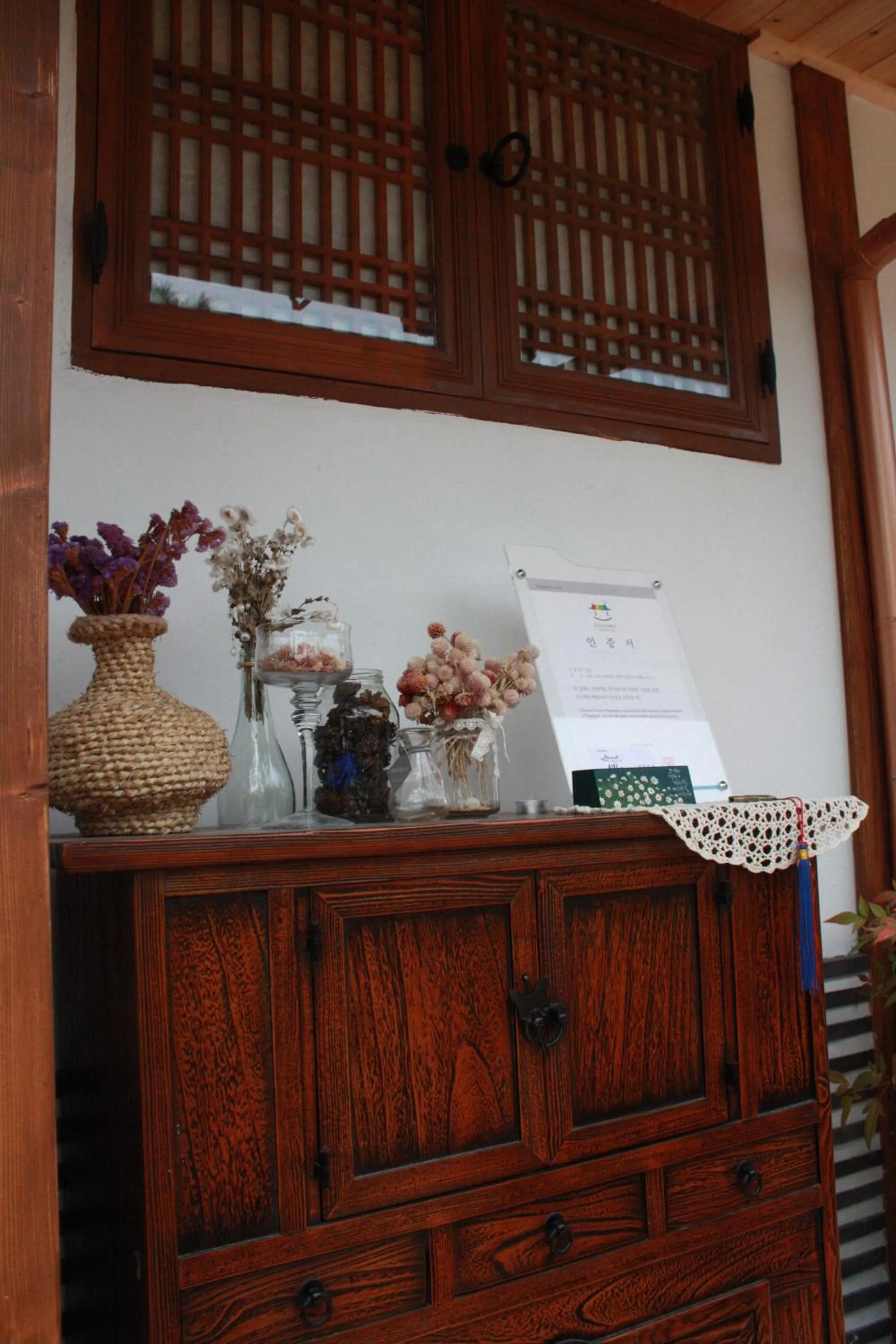 Decorative detail in Sungsim Hanok Guesthouse