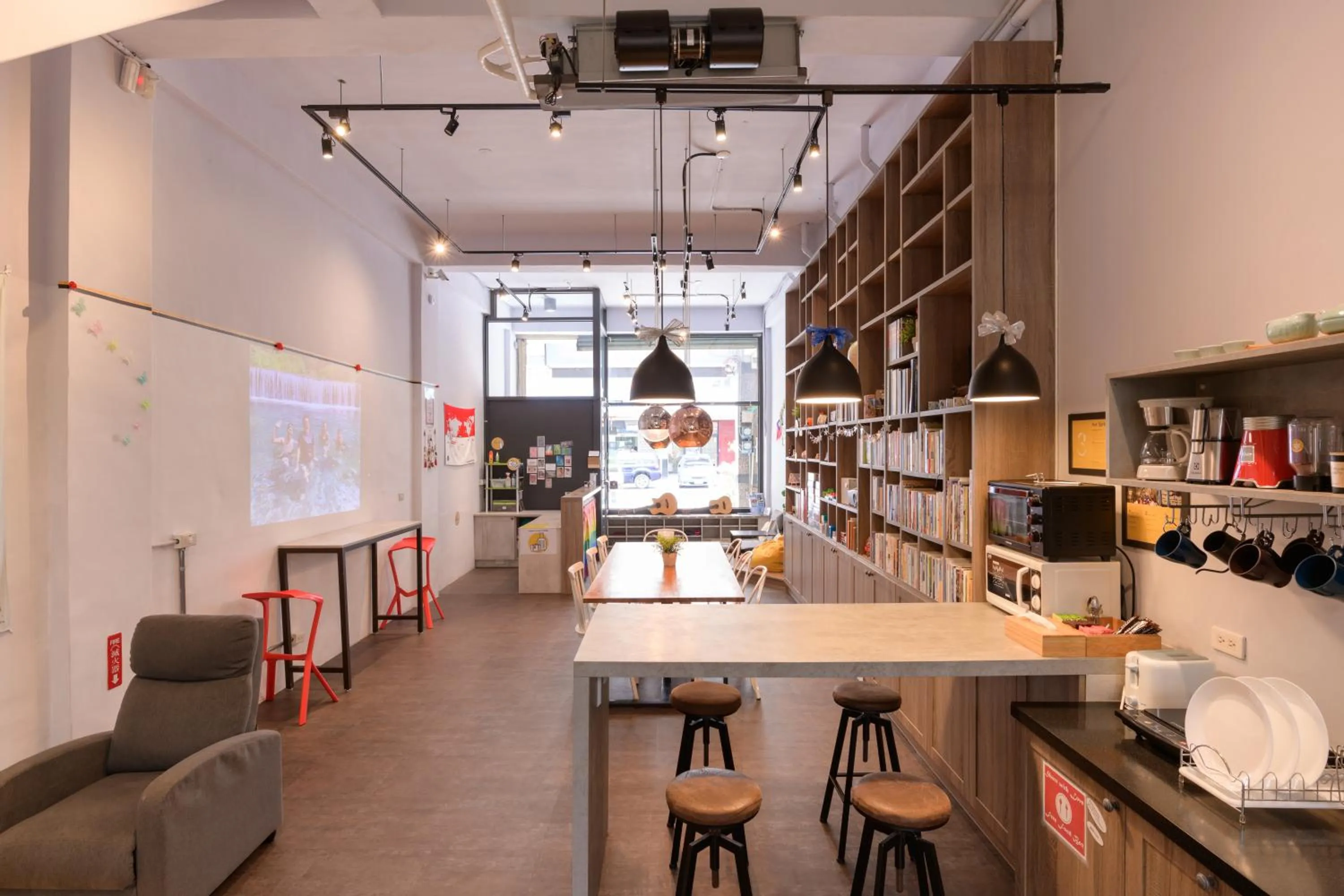 Kitchen or kitchenette in On My Way Hualien Hostel