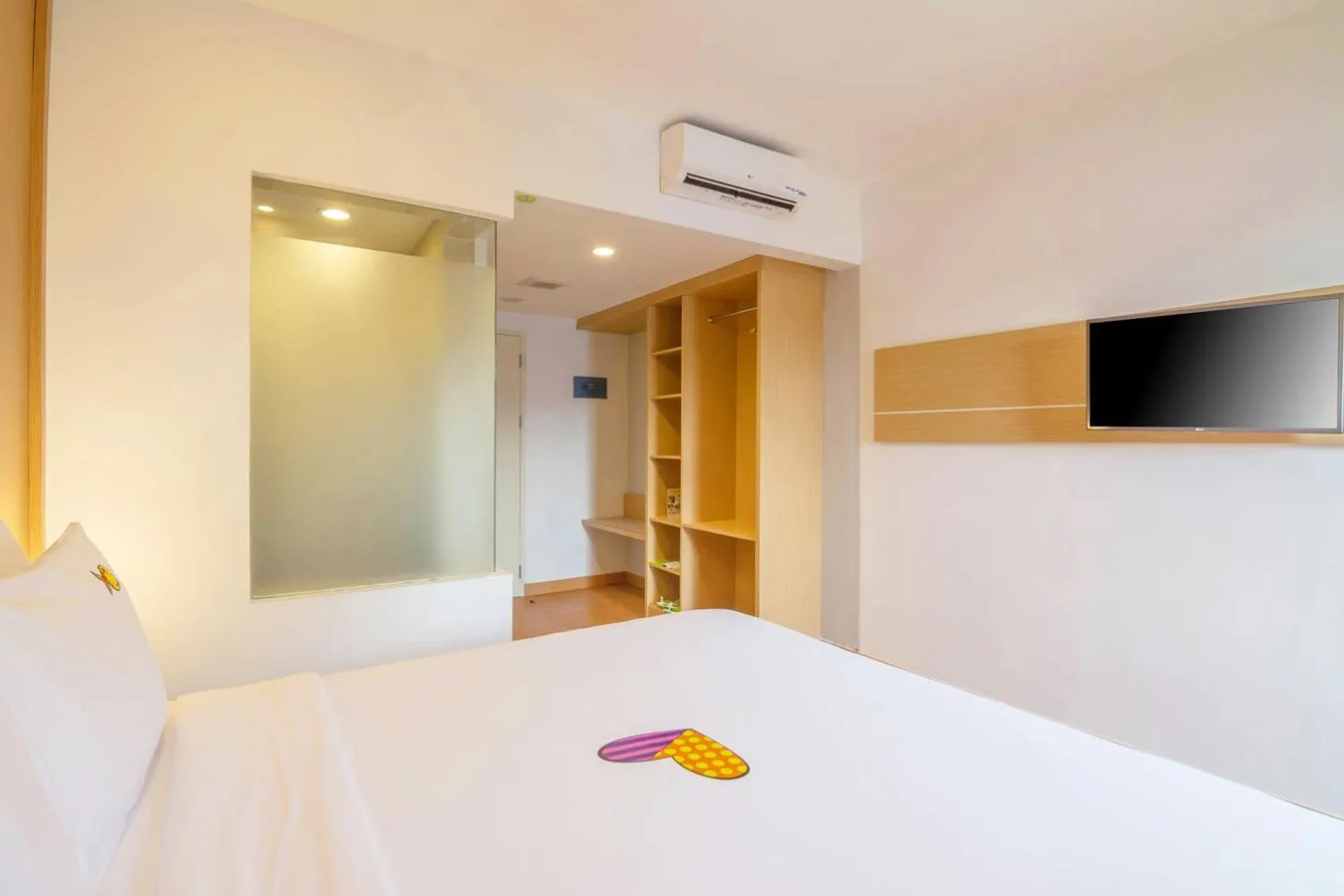 Bed in MaxOneHotels at Resort Makassar