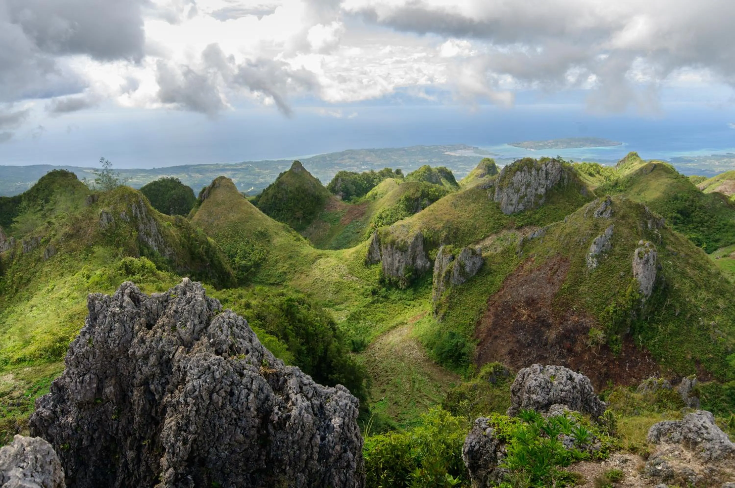 Mountain view in Moalboal Tropics