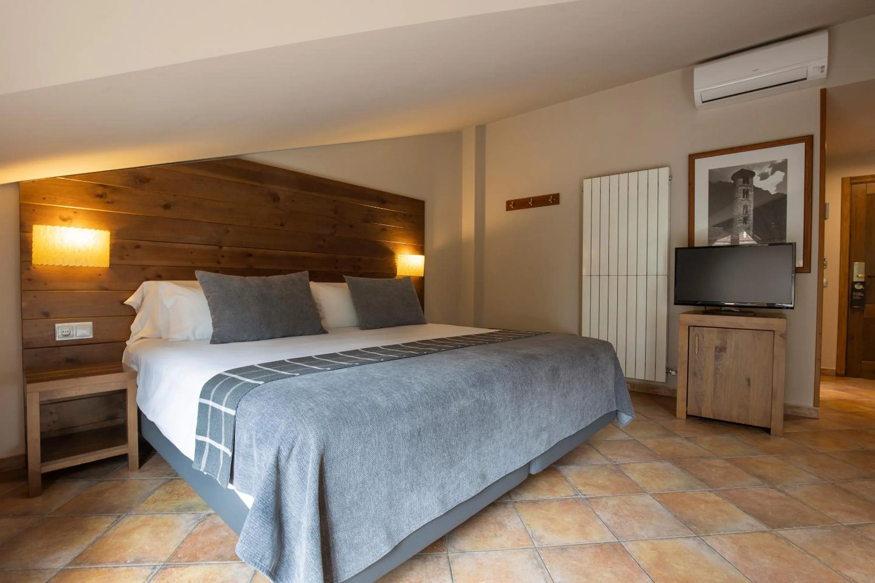 Bedroom, Bed in Hotel Màgic Ski by Nexta