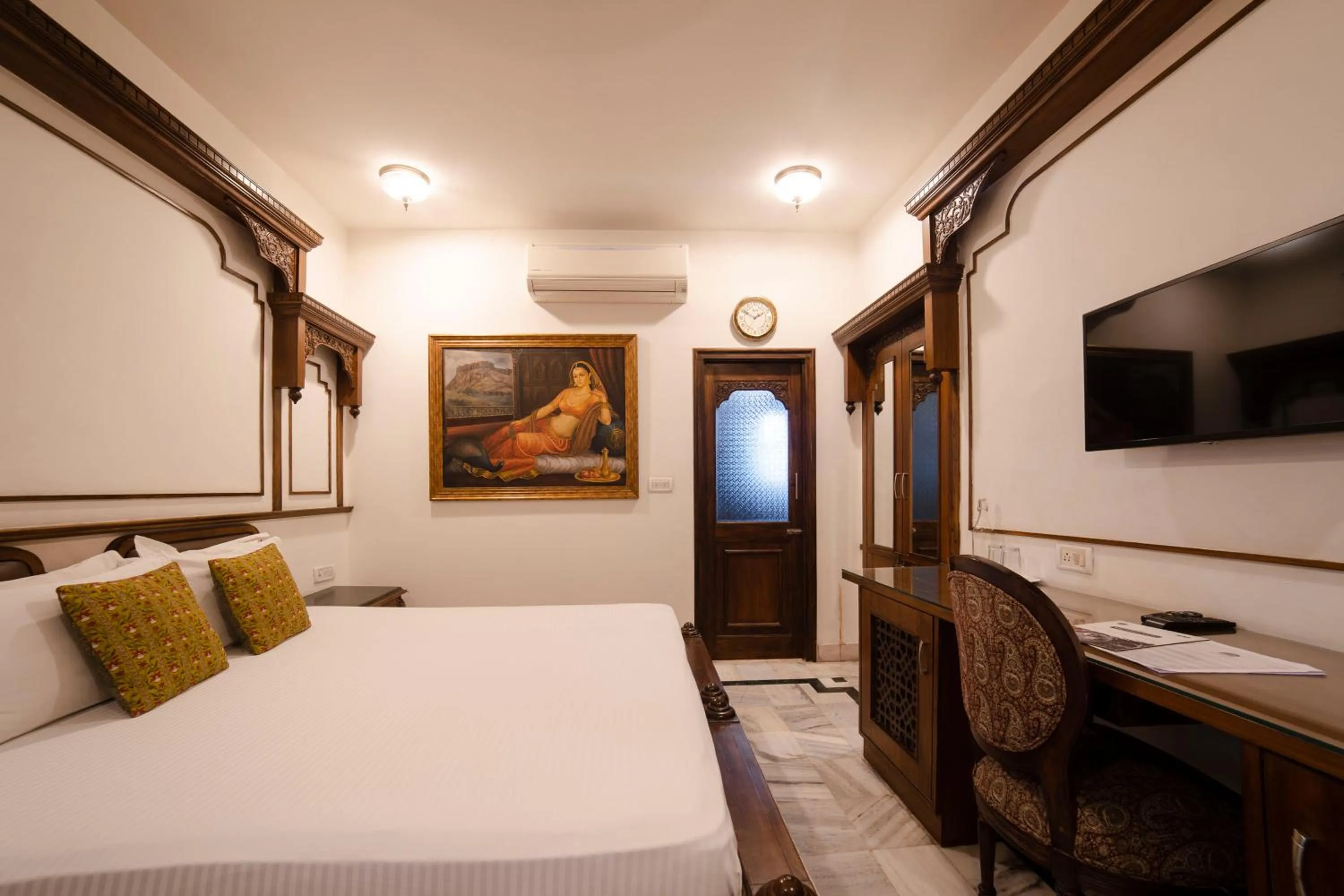 Bed in Hotel Pearl Palace Jaipur