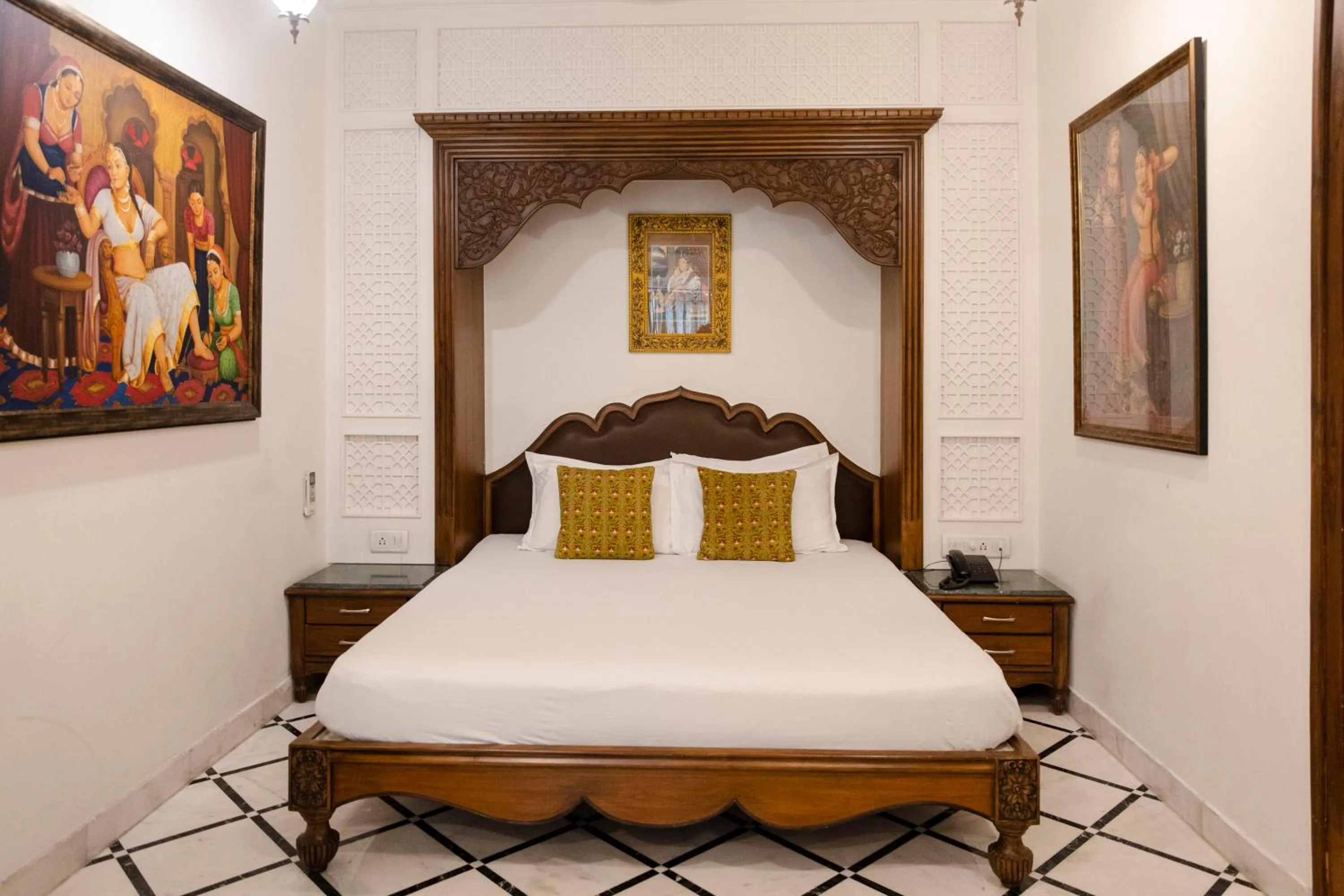 Bed in Hotel Pearl Palace Jaipur