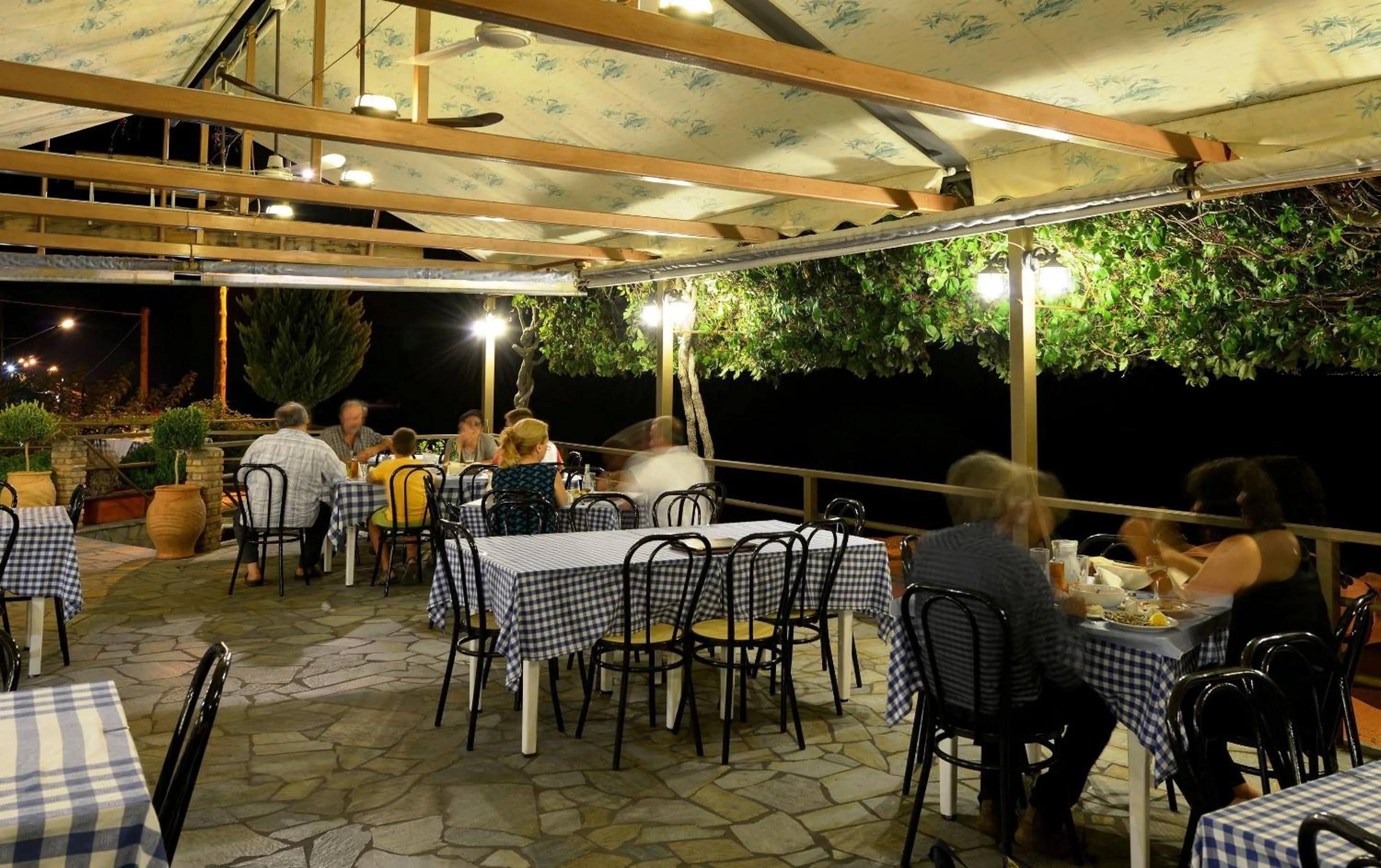 Restaurant/places to eat in Pharos Rooms